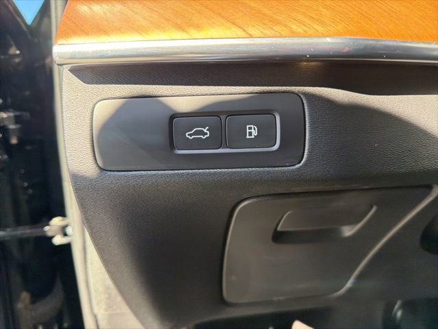 Used 2025 Volvo XC90 T8 Plus w/ Protection Package Premier image 33