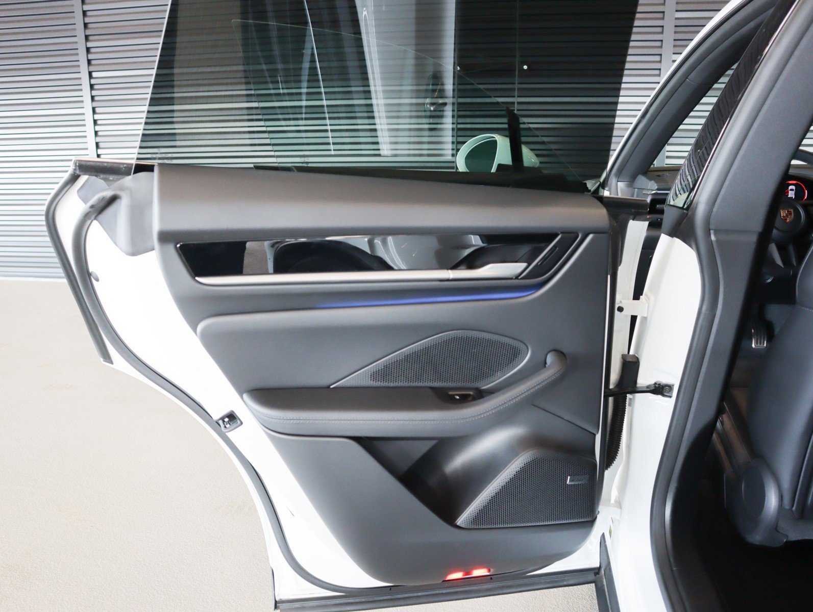 Certified 2025 Porsche Macan 4S Electric image 25