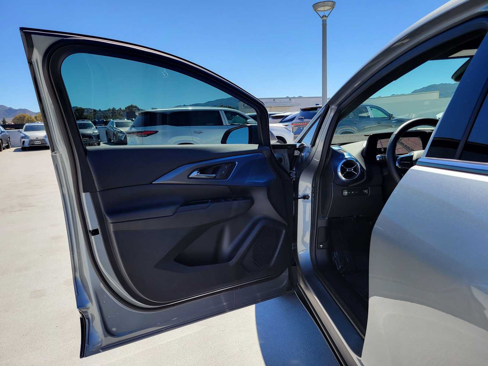 Used 2024 Chevrolet Equinox EV LT FWD image 19
