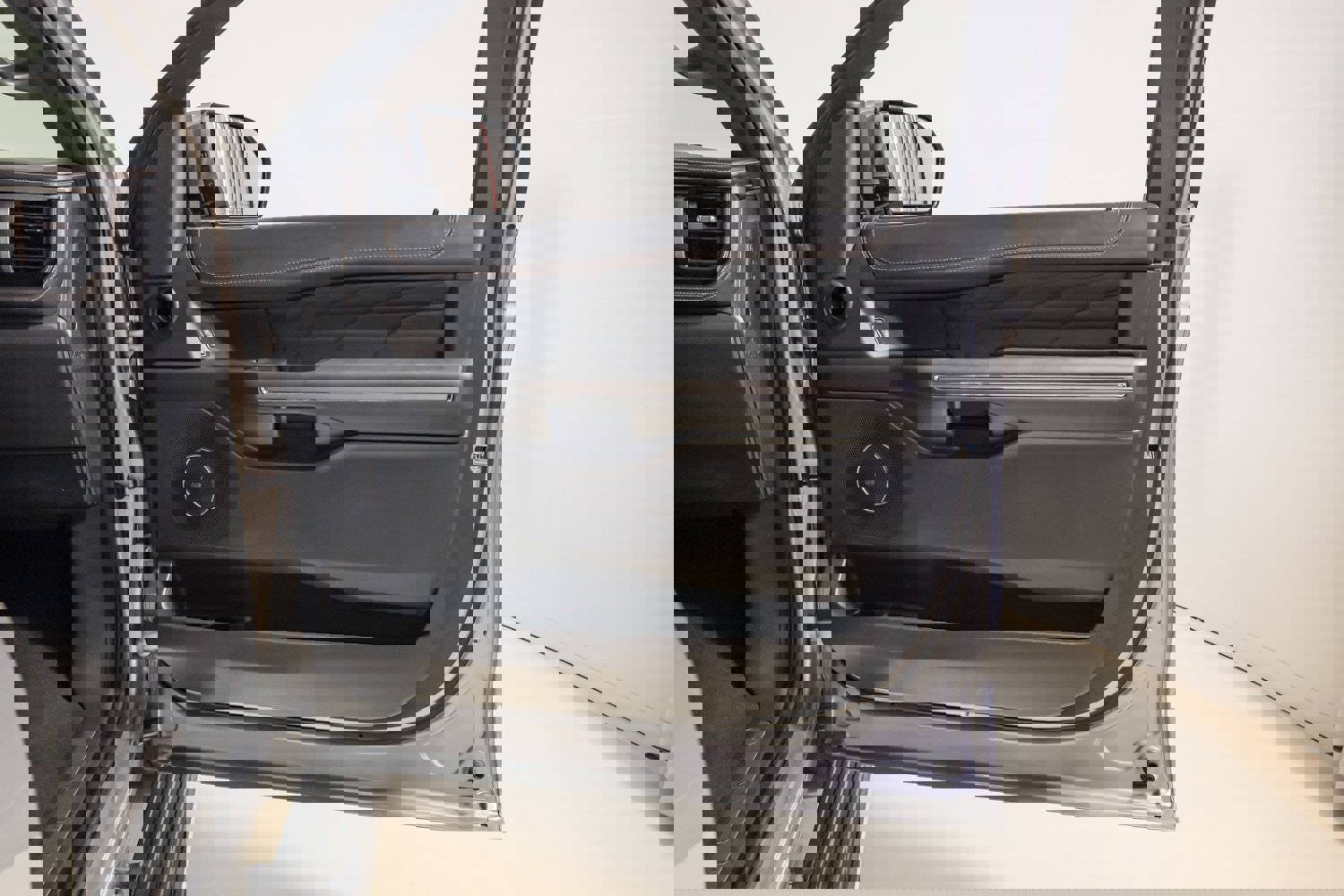 Used 2024 Ford Expedition Platinum image 25