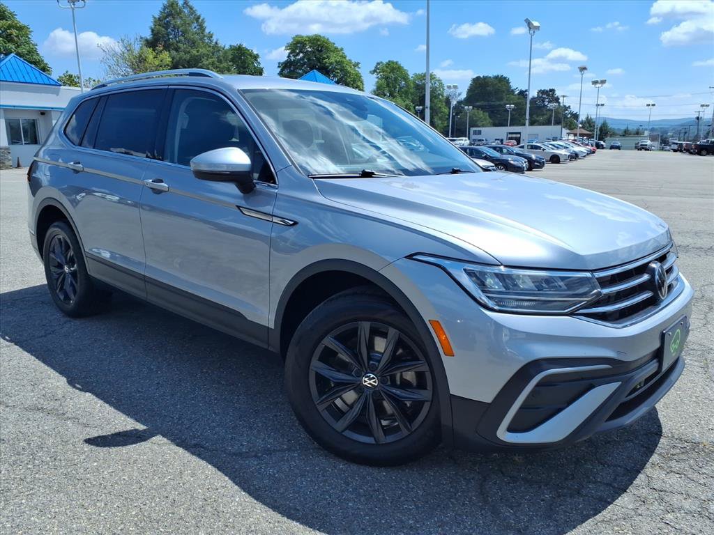 Used 2024 Volkswagen Tiguan Wolfsburg Edition AWD/4WD image 2