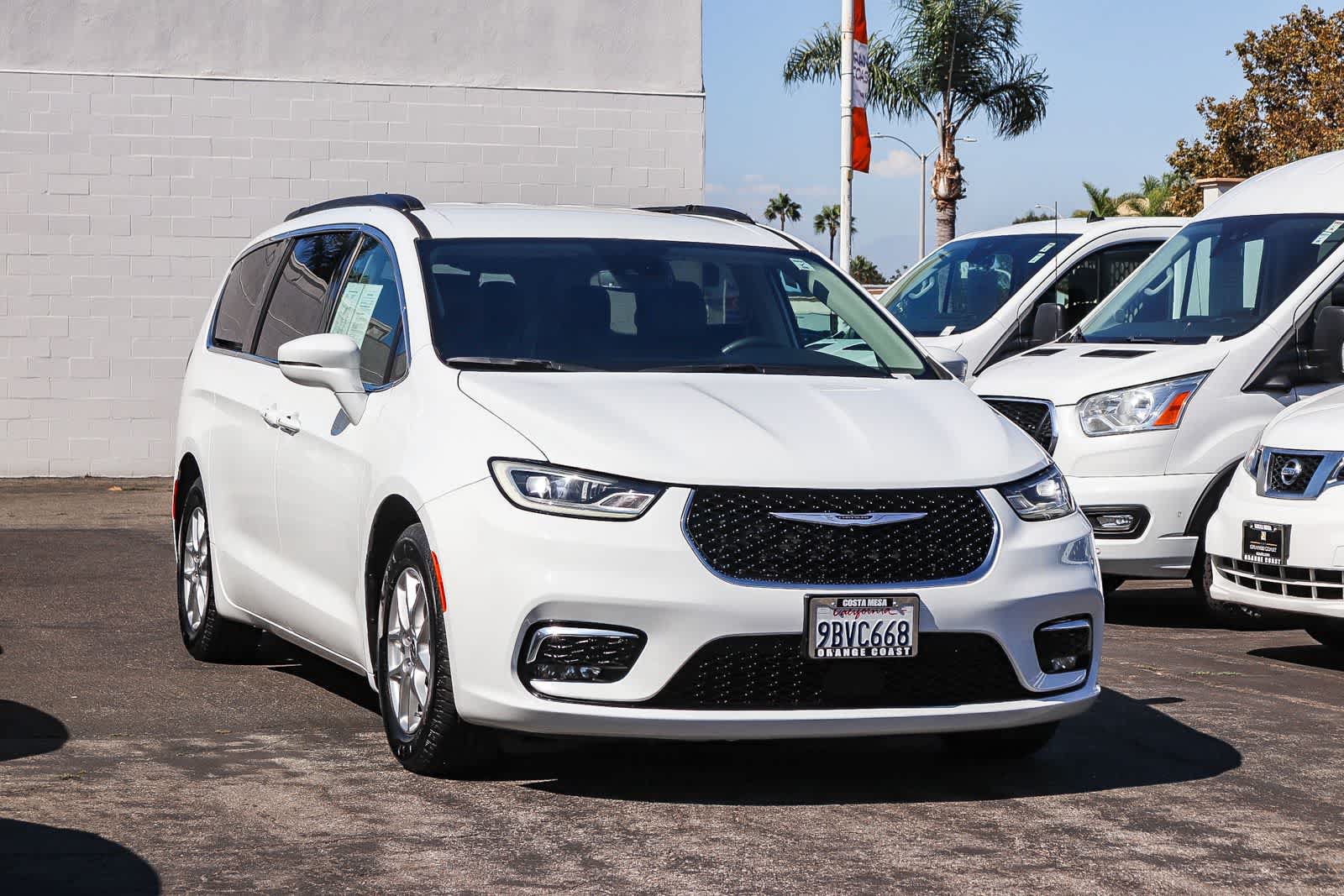 Used 2022 Chrysler Pacifica Touring-L FWD image 3