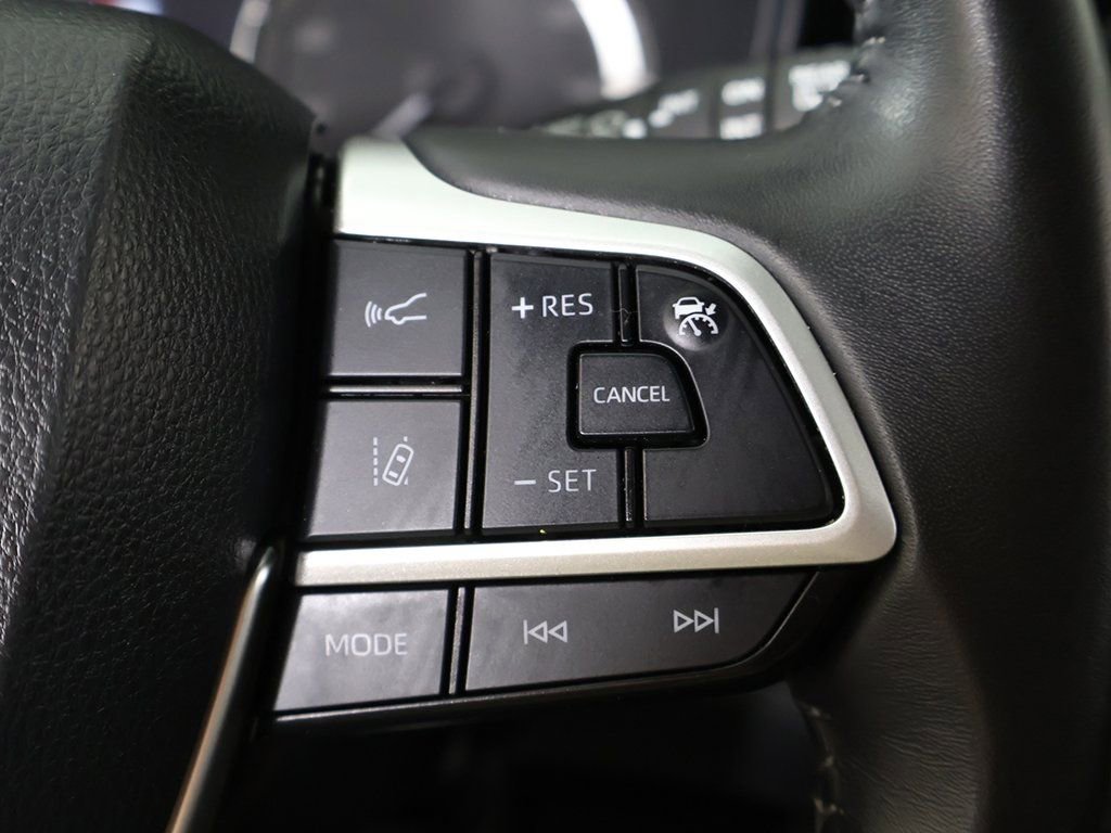 Used 2024 Toyota Highlander LE AWD/4WD image 43