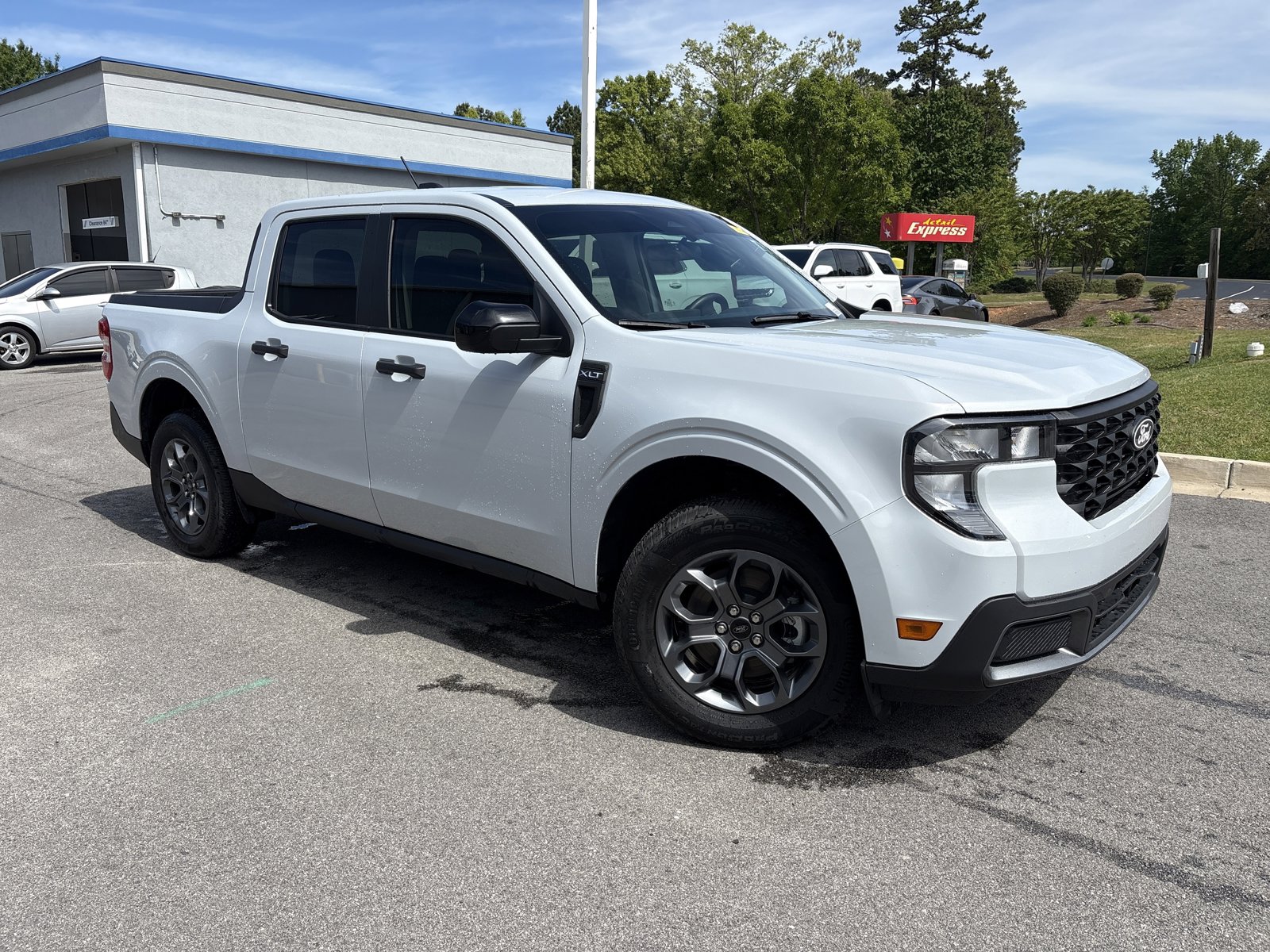 Used 2025 Ford Maverick XLT w/ Equipment Group 301A image 2