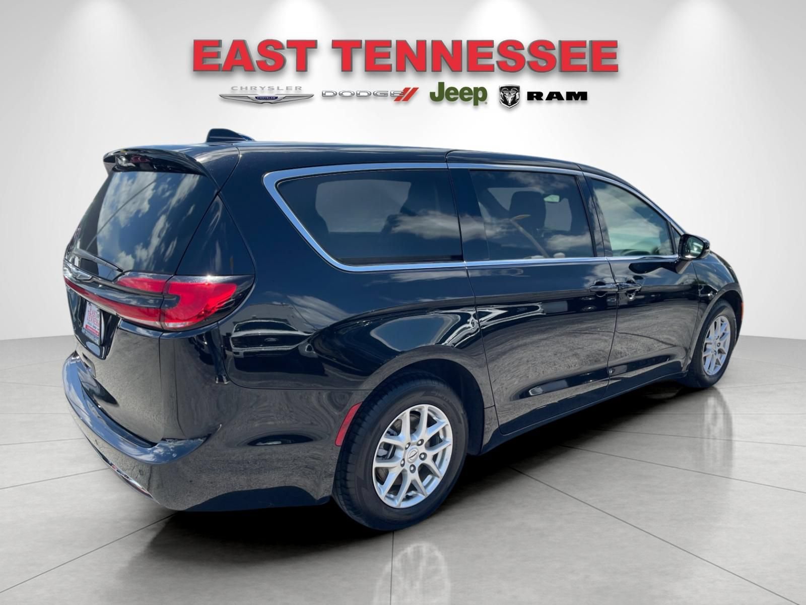 Used 2025 Chrysler Pacifica Select FWD image 3