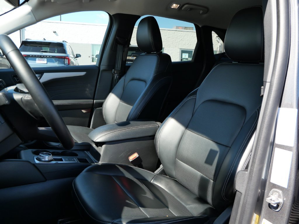 Certified 2025 Ford Escape Platinum AWD/4WD image 10