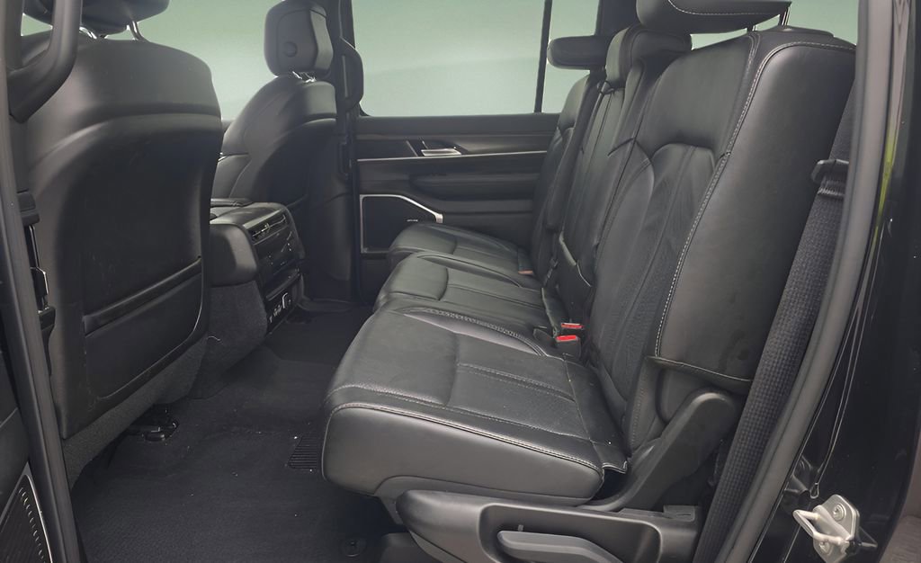 Used 2023 Jeep Wagoneer Series II AWD/4WD image 11