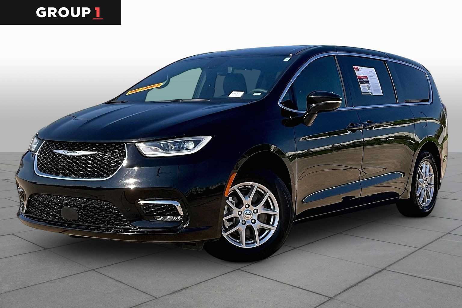 Used 2025 Chrysler Pacifica Select