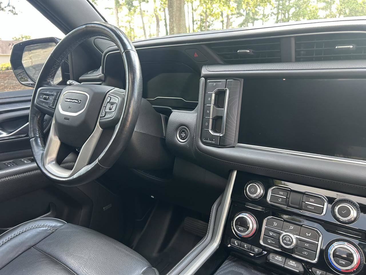 Used 2022 GMC Yukon Denali w/ Denali Premium Package AWD/4WD image 32