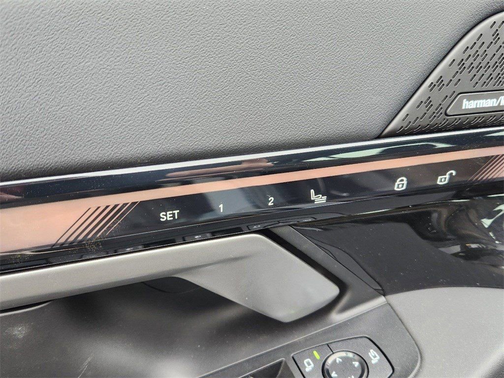 Used 2025 BMW i5 eDrive40i w/ Premium Package RWD image 31