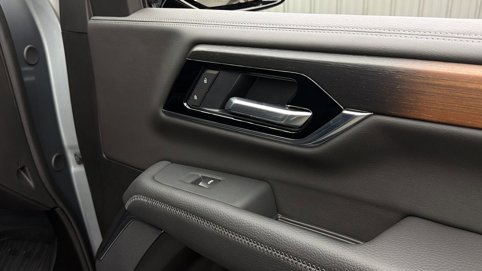 Used 2026 GMC Yukon Denali w/ Sun & Power Step Package AWD/4WD image 39