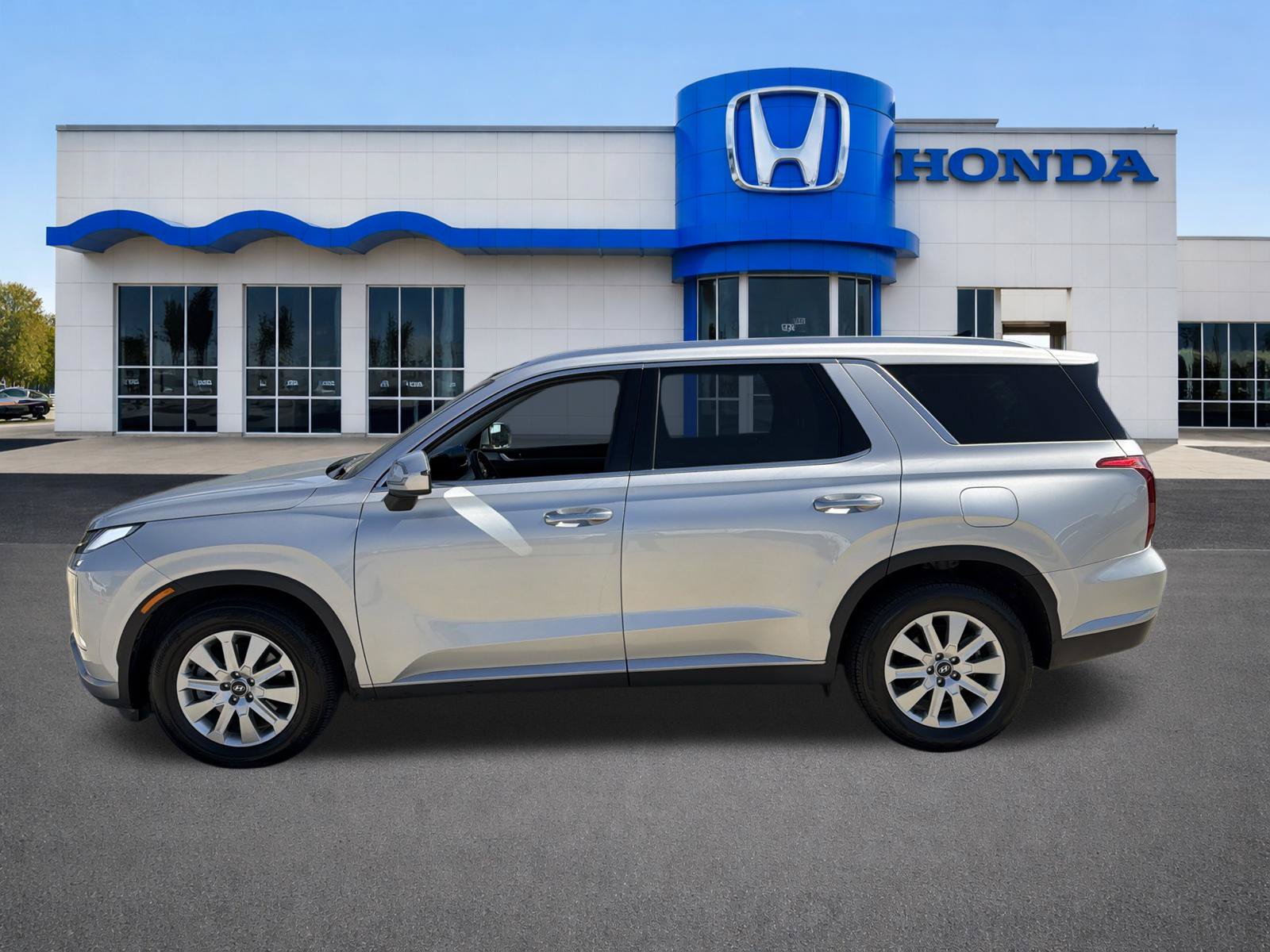 Used 2024 Hyundai Palisade SEL FWD image 2