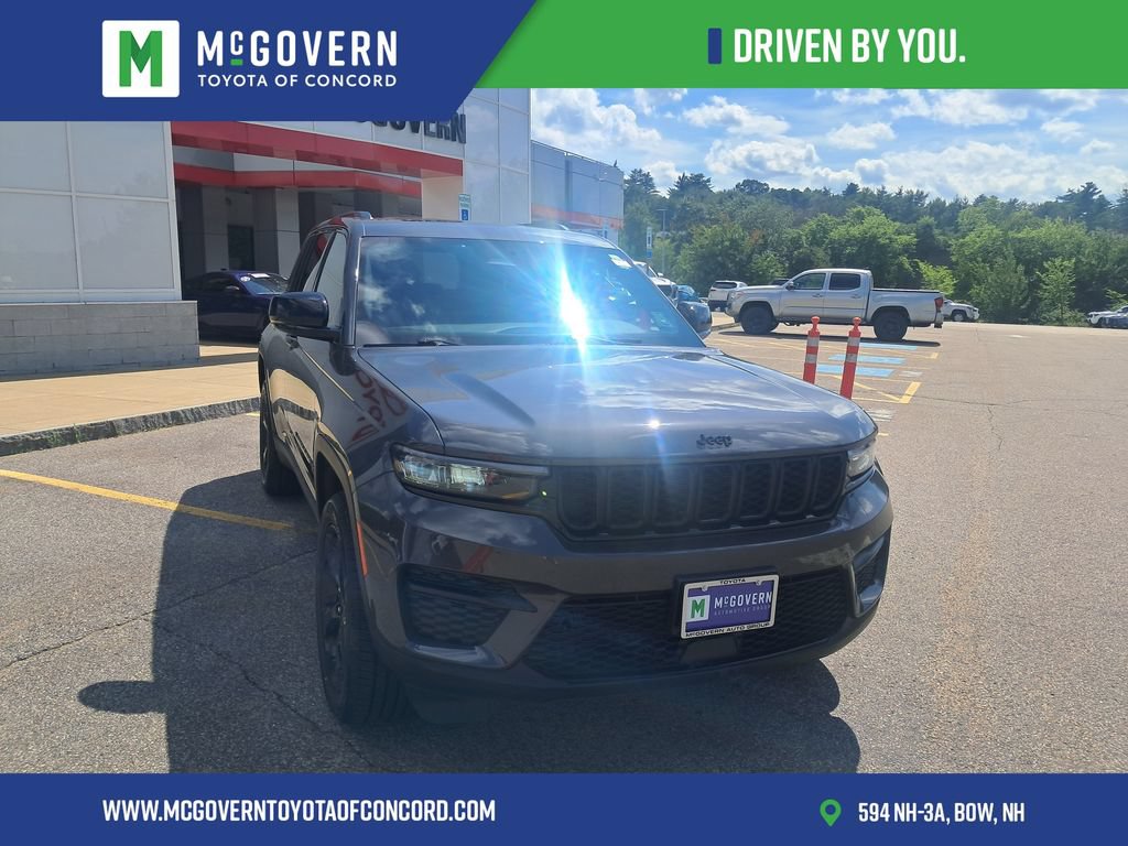 Used 2025 Jeep Grand Cherokee Altitude AWD/4WD image 11
