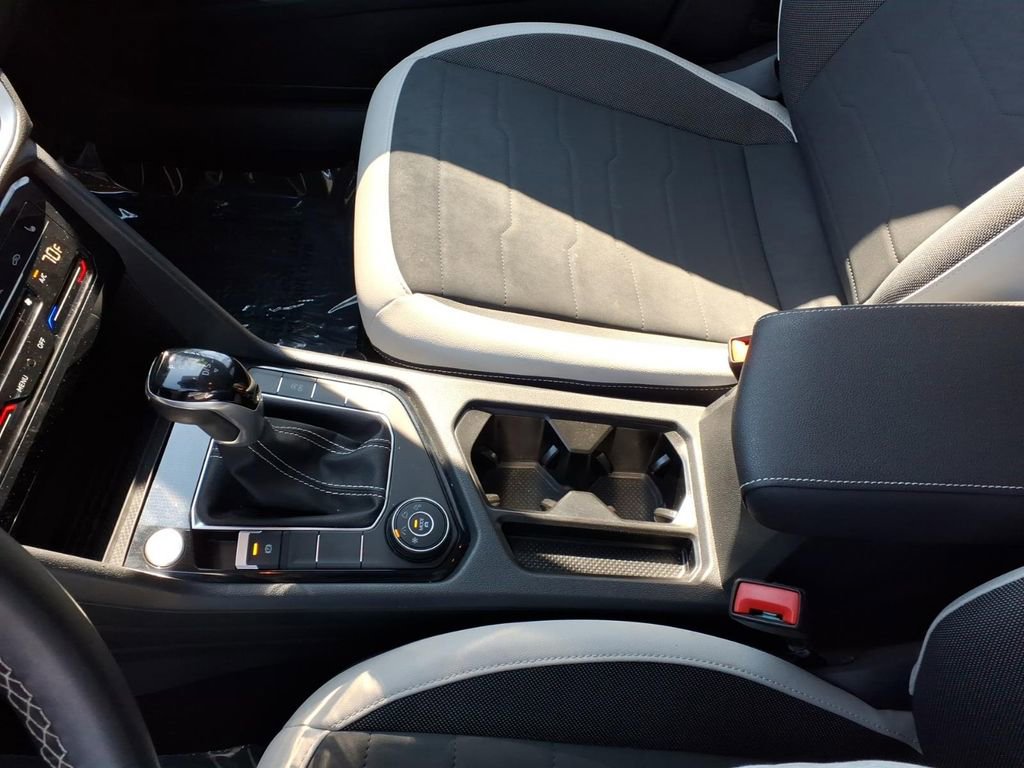 Used 2025 Volkswagen Taos SE AWD/4WD image 15