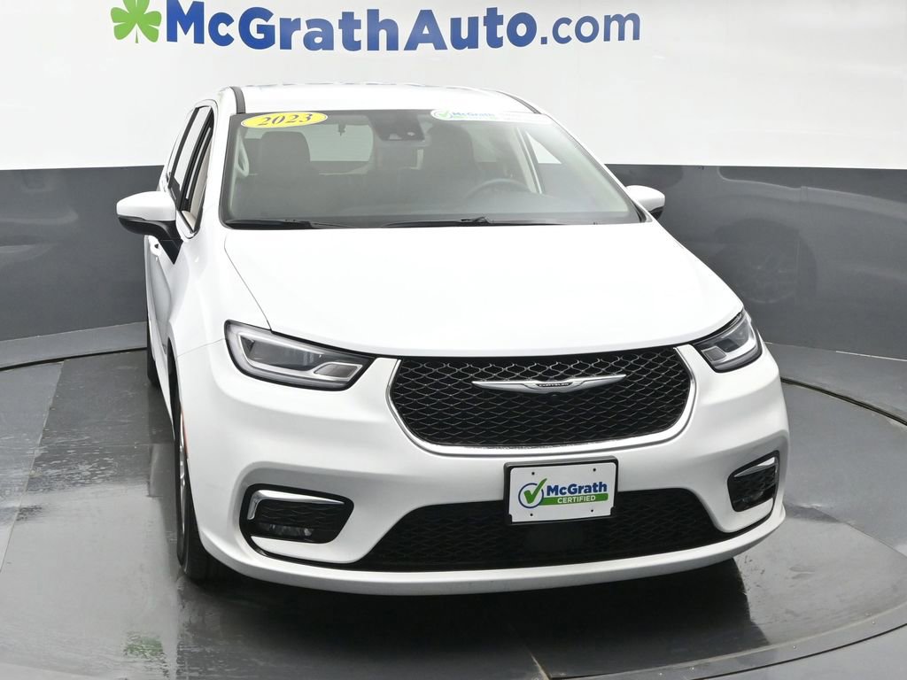 Used 2023 Chrysler Pacifica Touring-L FWD image 4