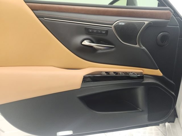 Used 2025 Lexus ES 300h Ultra Luxury FWD image 11