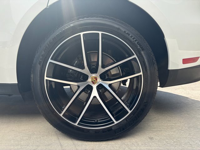 Certified 2025 Porsche Macan image 17