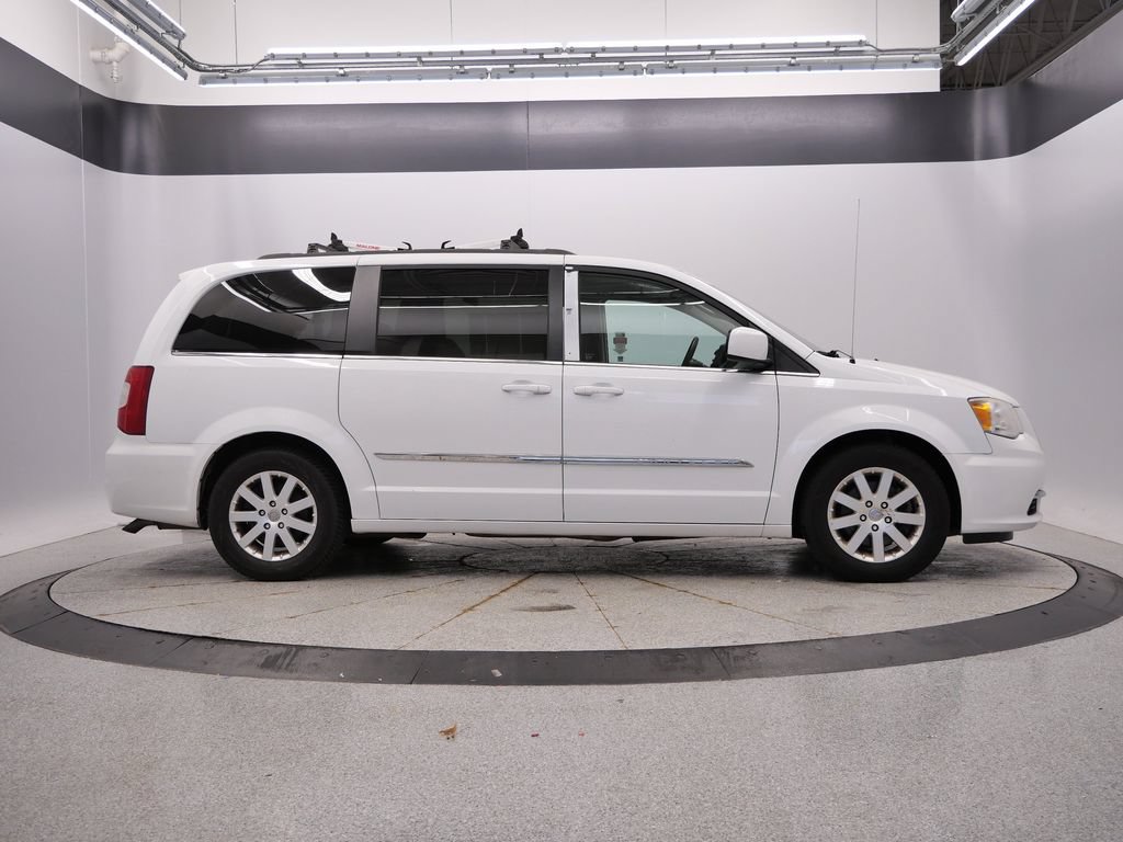 Used 2014 Chrysler Town & Country Touring FWD image 6