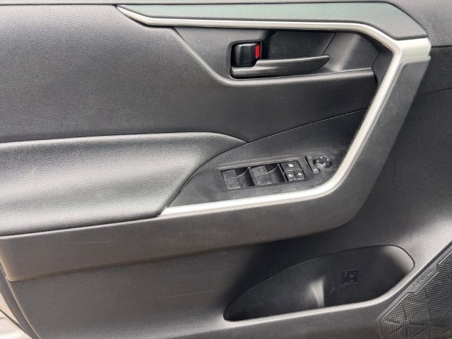 Used 2021 Toyota RAV4 LE AWD/4WD image 16