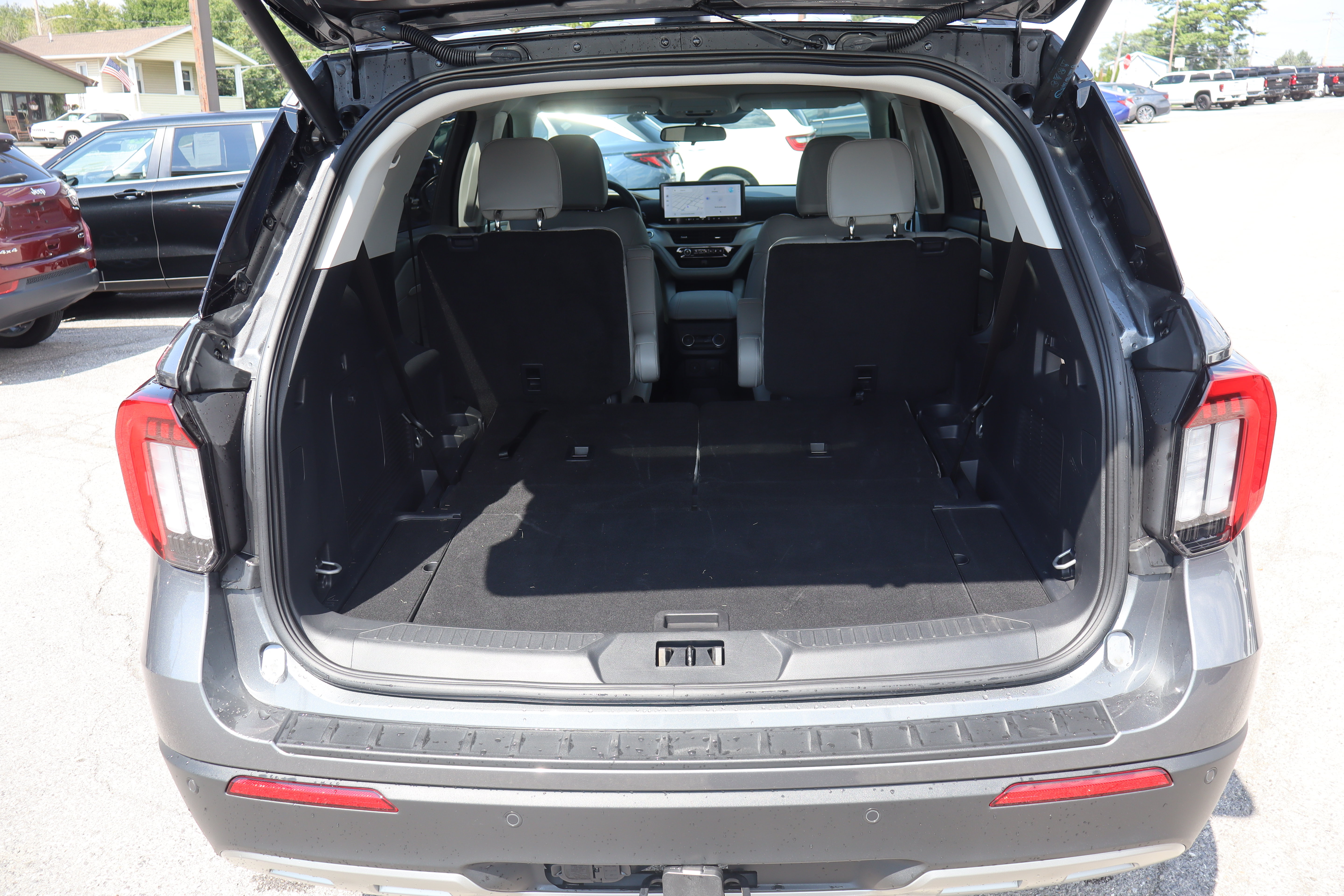 Used 2025 Ford Explorer Active w/ Active Comfort Package AWD/4WD image 5