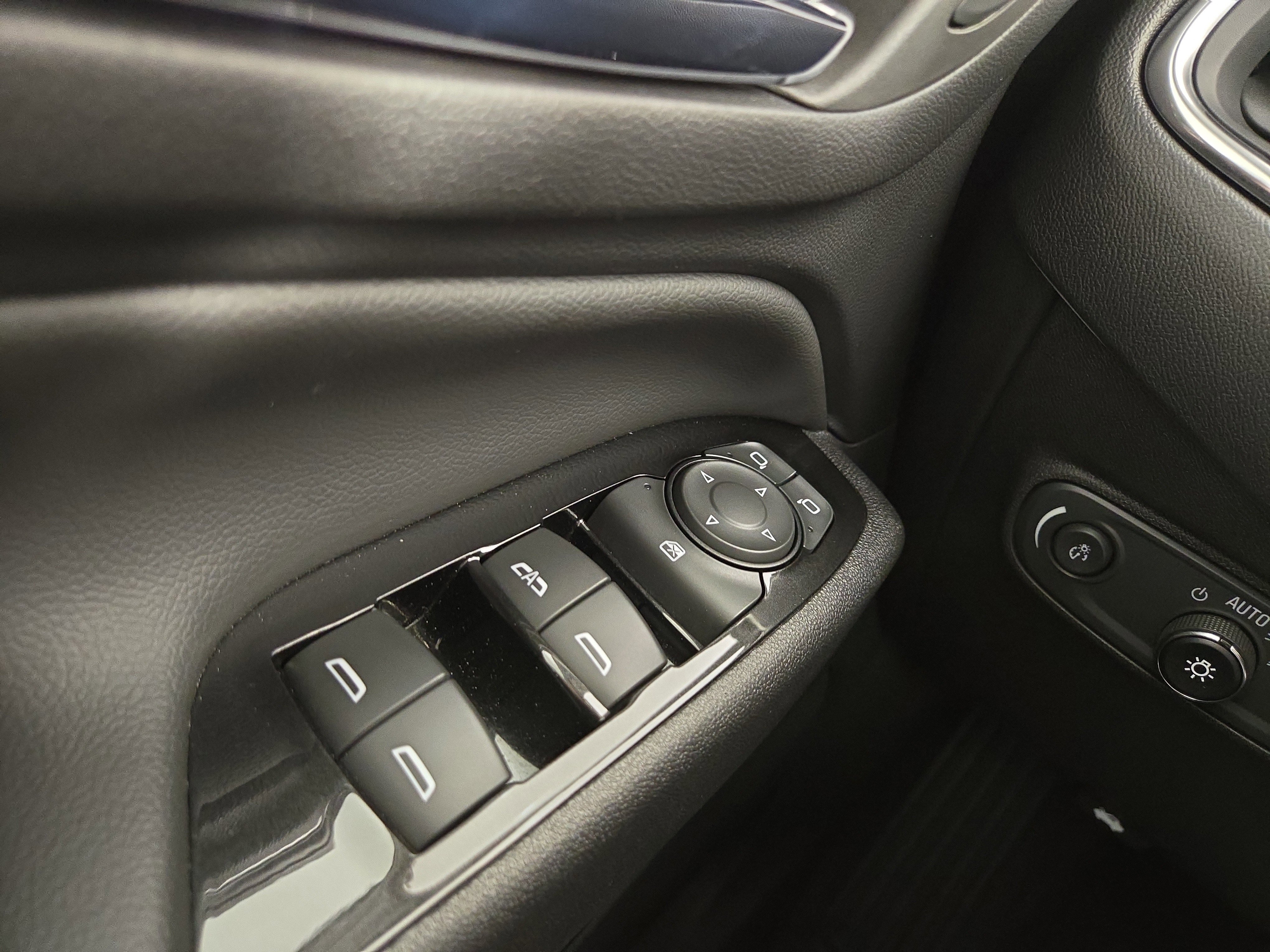 Used 2023 Chevrolet Equinox Premier image 32