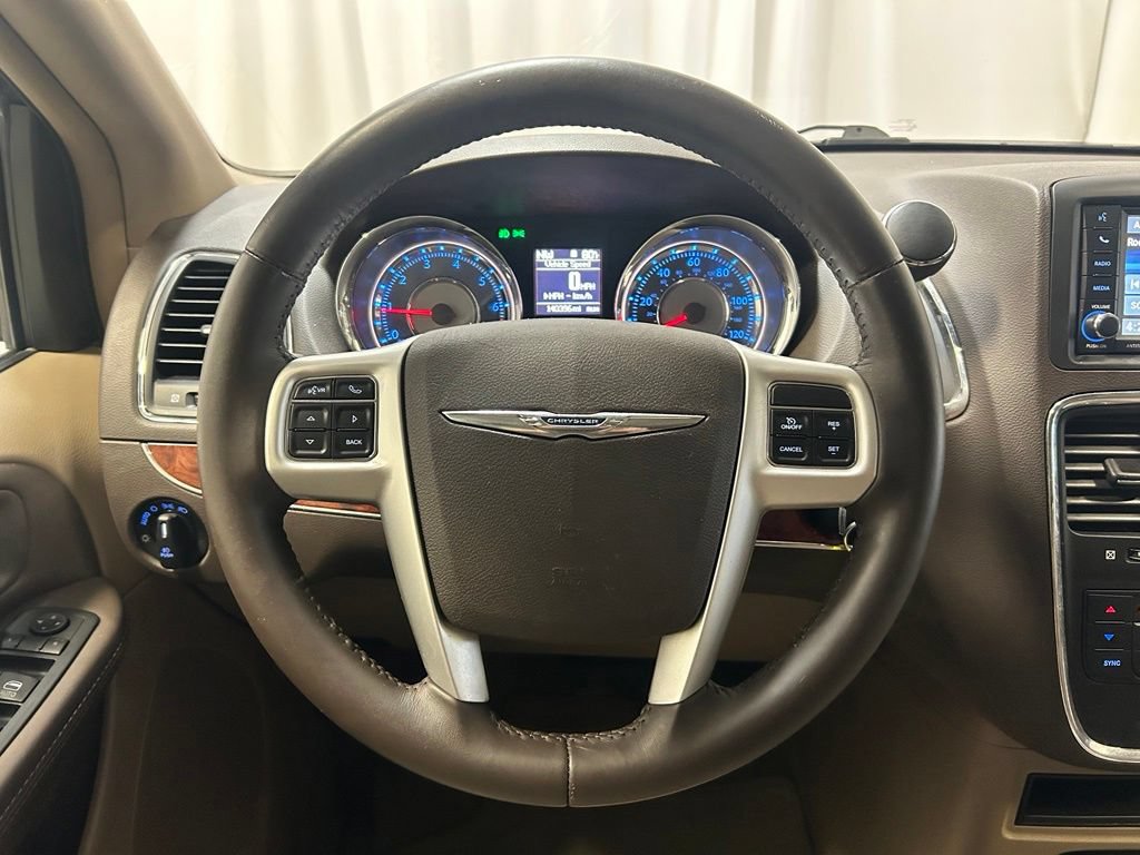 Used 2016 Chrysler Town & Country Touring FWD image 10