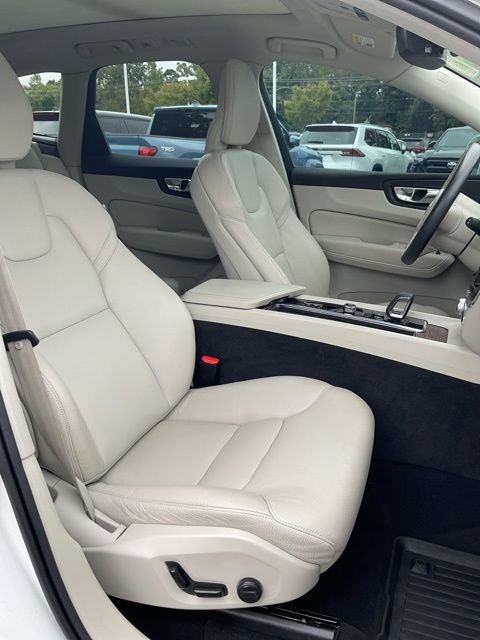 Used 2022 Volvo XC60 B5 Momentum w/ Climate Package FWD image 17