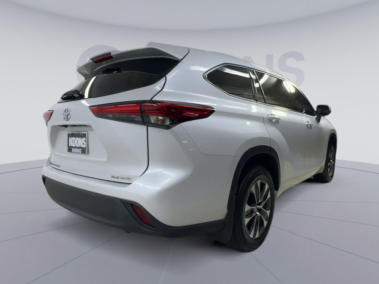 Used 2022 Toyota Highlander XLE AWD/4WD image 11