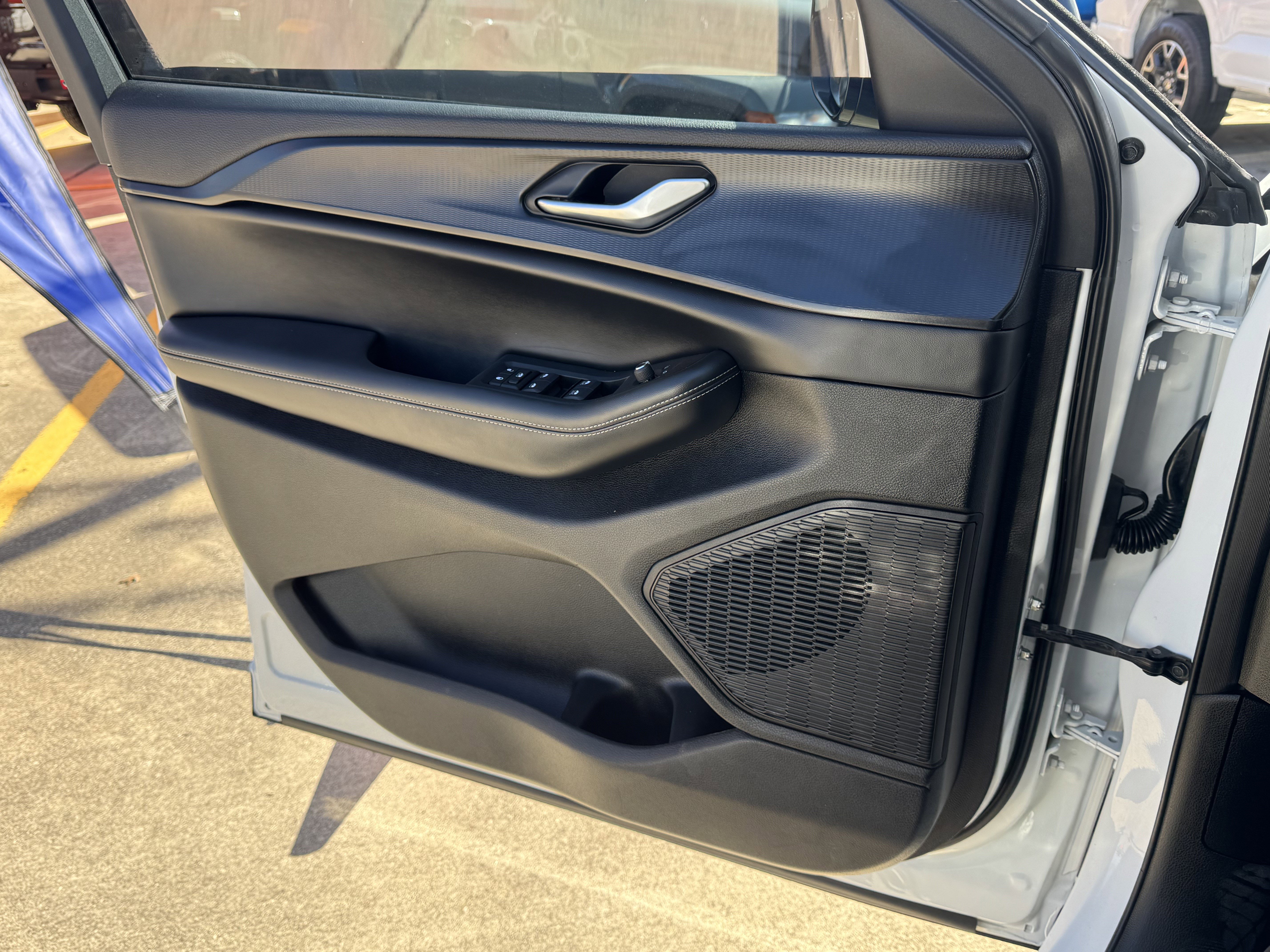 Used 2025 Jeep Grand Cherokee L Laredo image 25