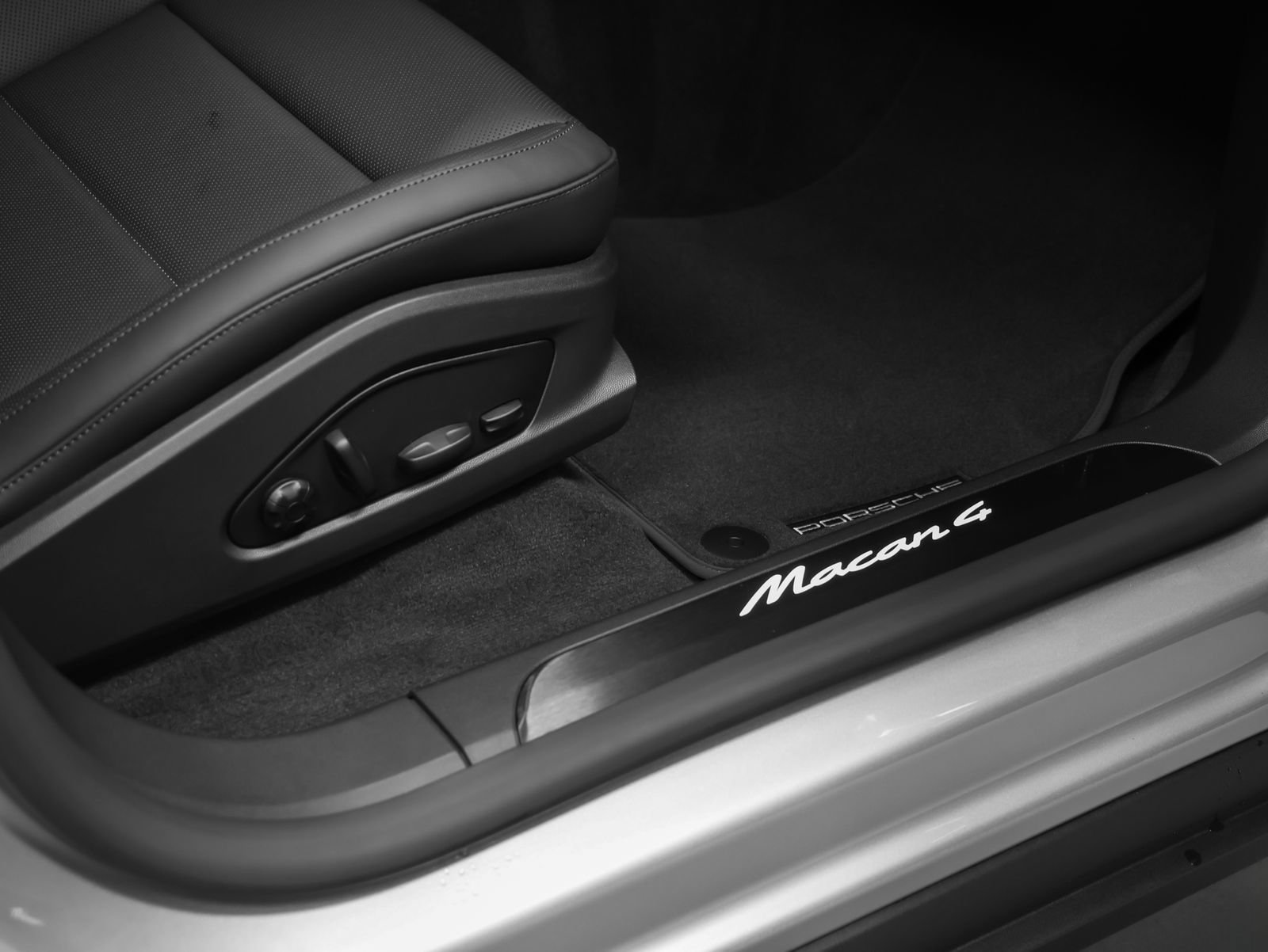 New 2026 Porsche Macan 4 Electric AWD/4WD image 22