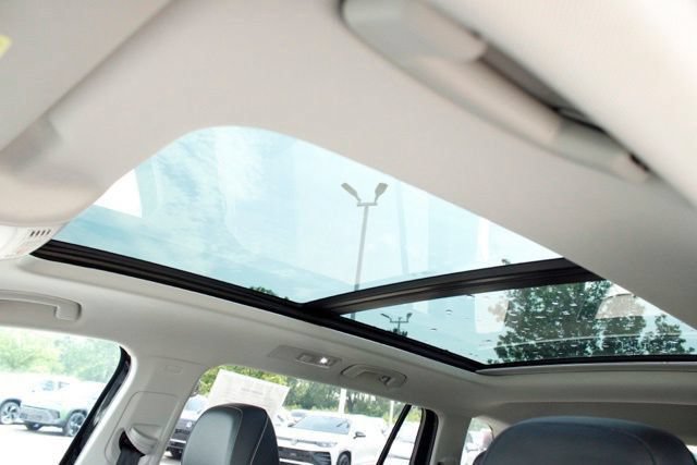 Used 2024 Volkswagen Tiguan SE w/ Panoramic Sunroof Package AWD/4WD image 16
