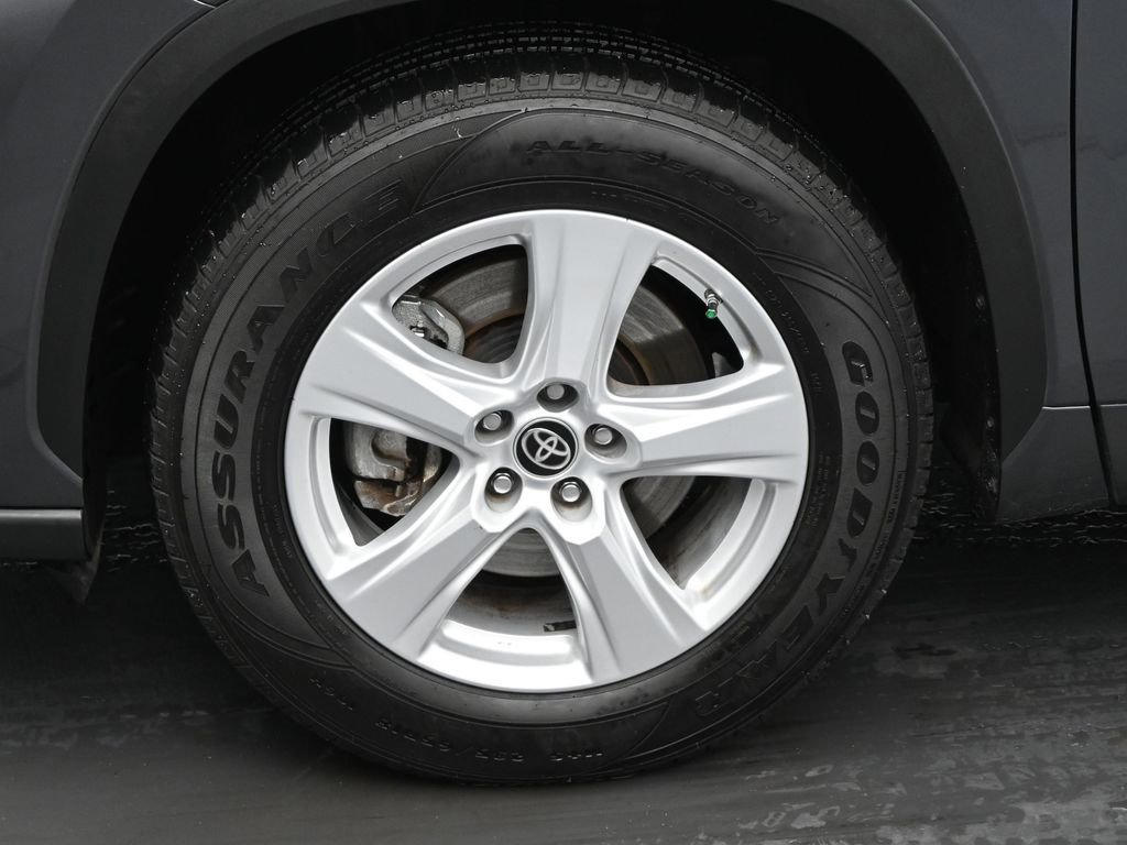 Used 2024 Toyota Highlander LE image 30