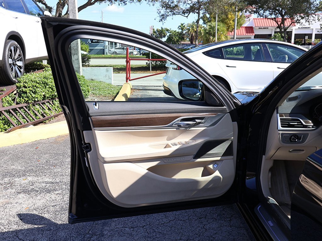 Used 2020 BMW 740i image 25