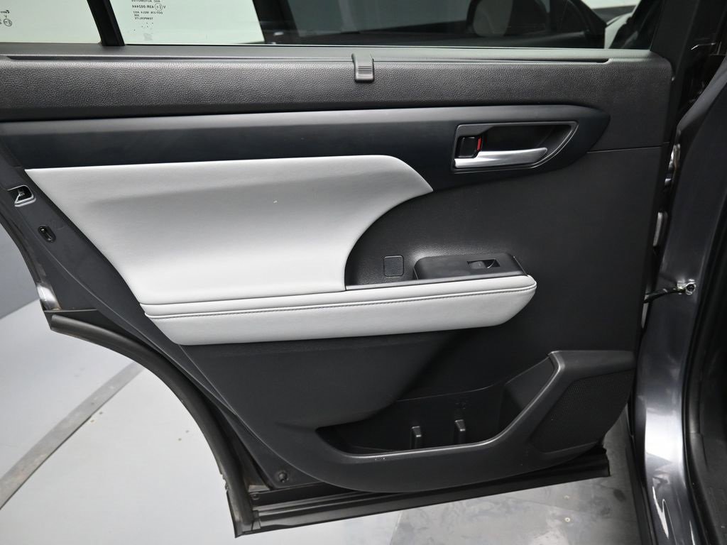 Used 2023 Toyota Highlander XLE image 30