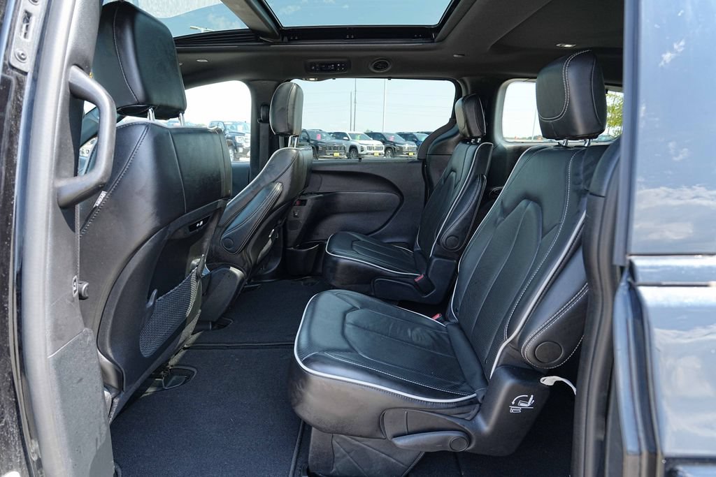 Used 2025 Chrysler Pacifica Limited FWD image 18
