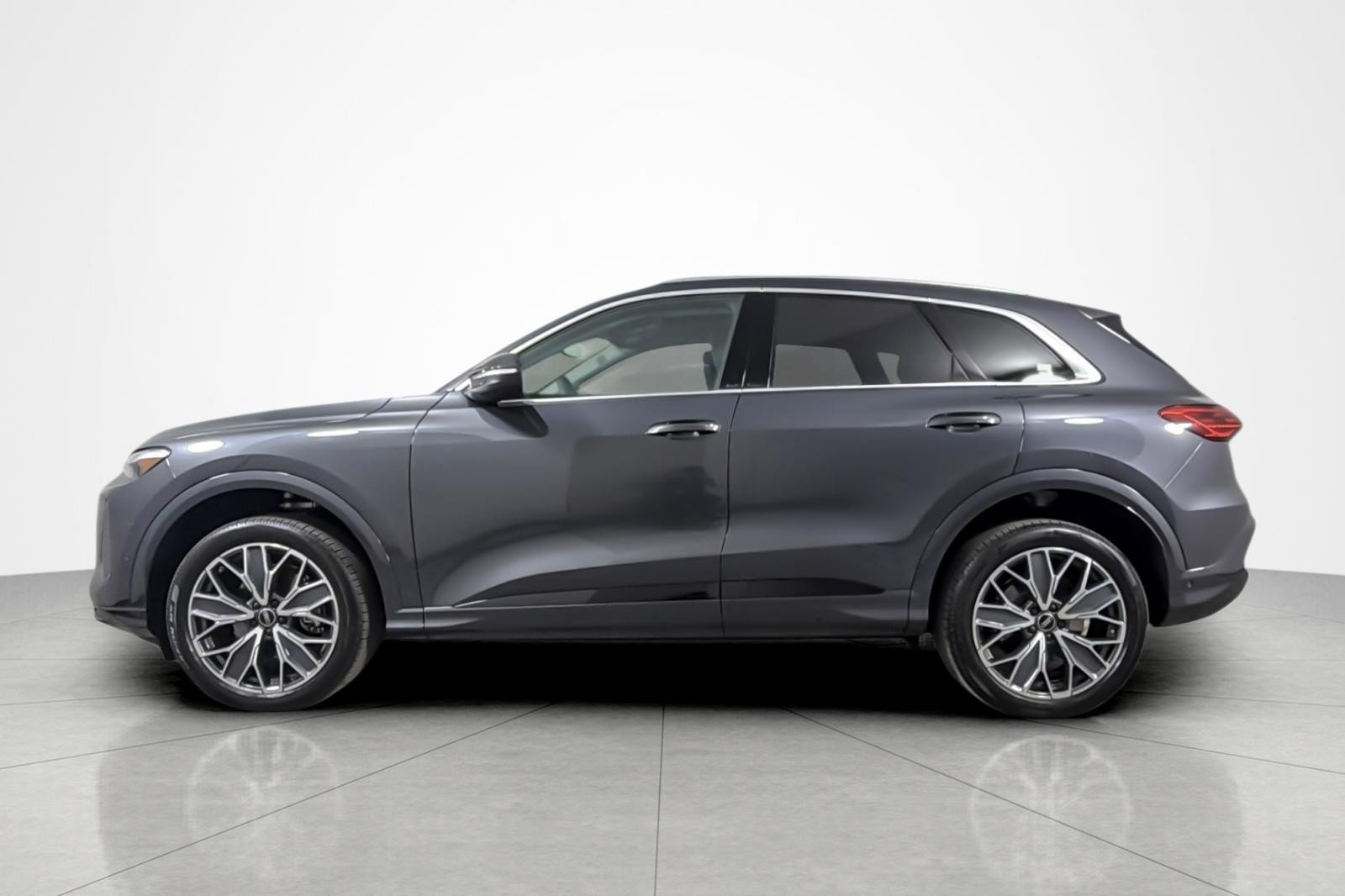 Used 2025 Audi Q5 Premium Plus w/ Premium Plus AWD/4WD image 2