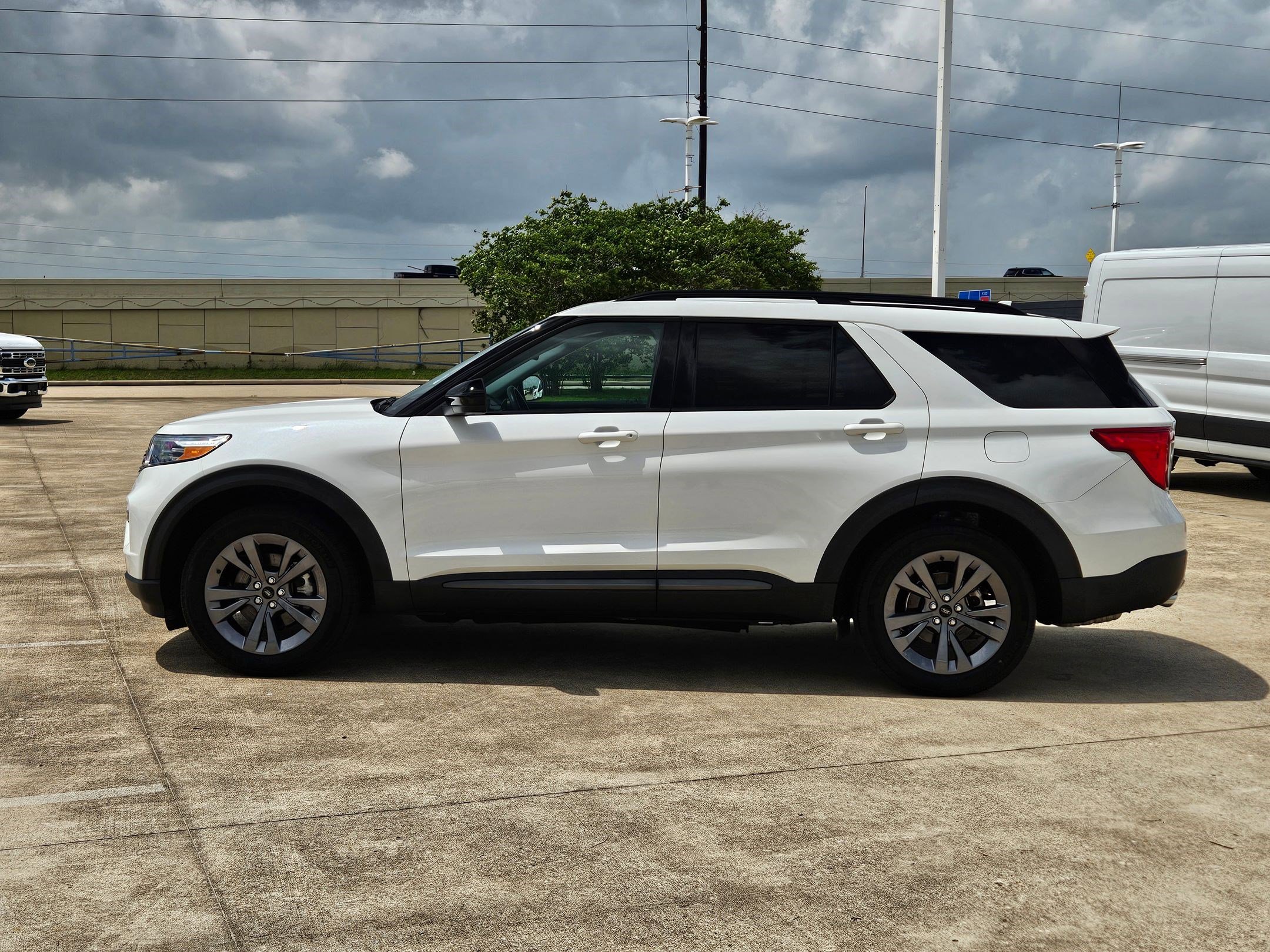 Used 2022 Ford Explorer XLT w/ Equipment Group 202A image 7
