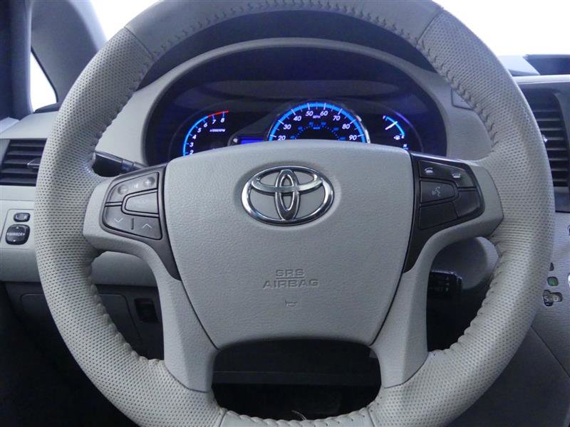 Used 2014 Toyota Sienna XLE image 13