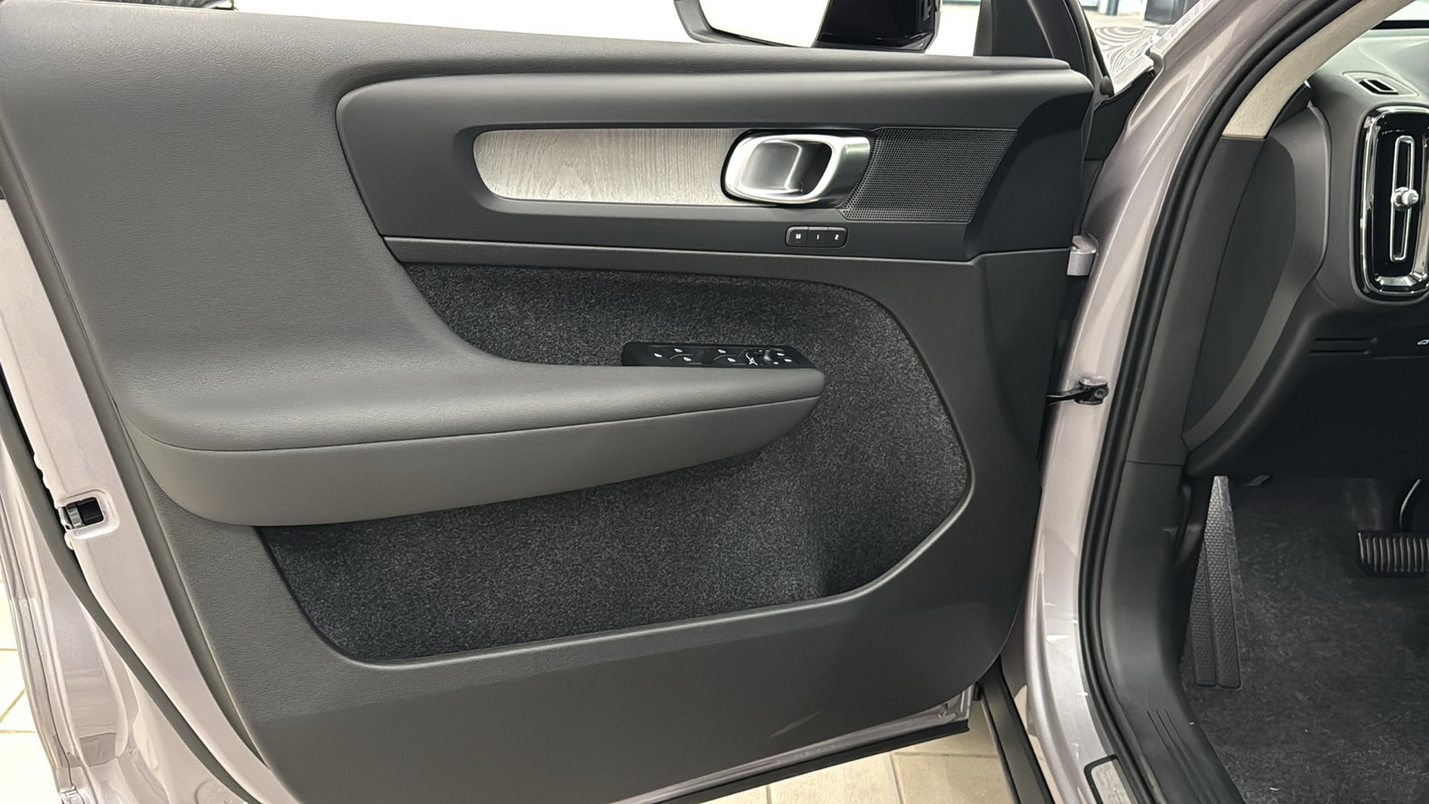 New 2026 Volvo XC40 B5 Plus w/ Protection Package Premier AWD/4WD image 19
