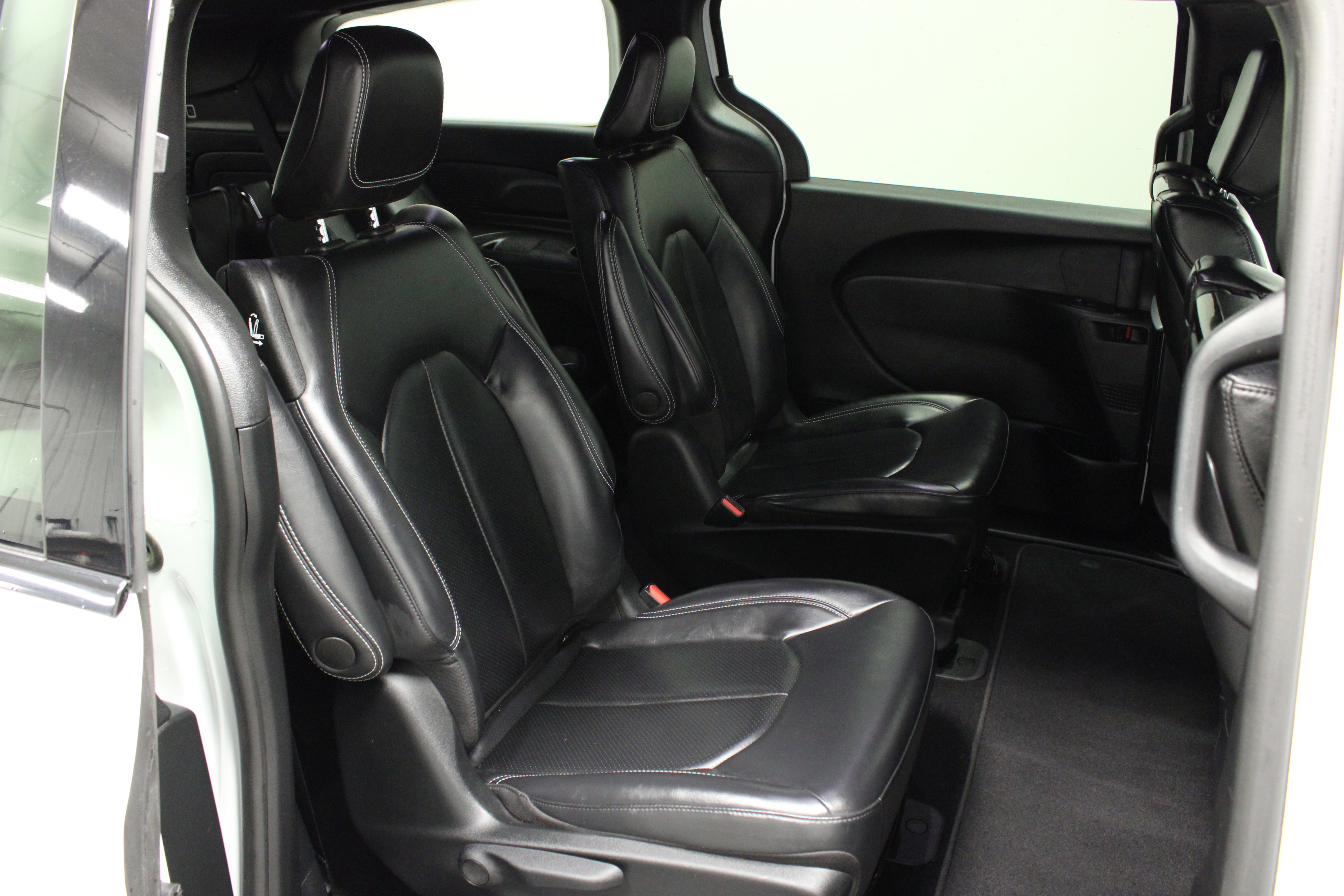 Used 2023 Chrysler Pacifica Touring-L w/ Uconnect Theater Family Group image 15