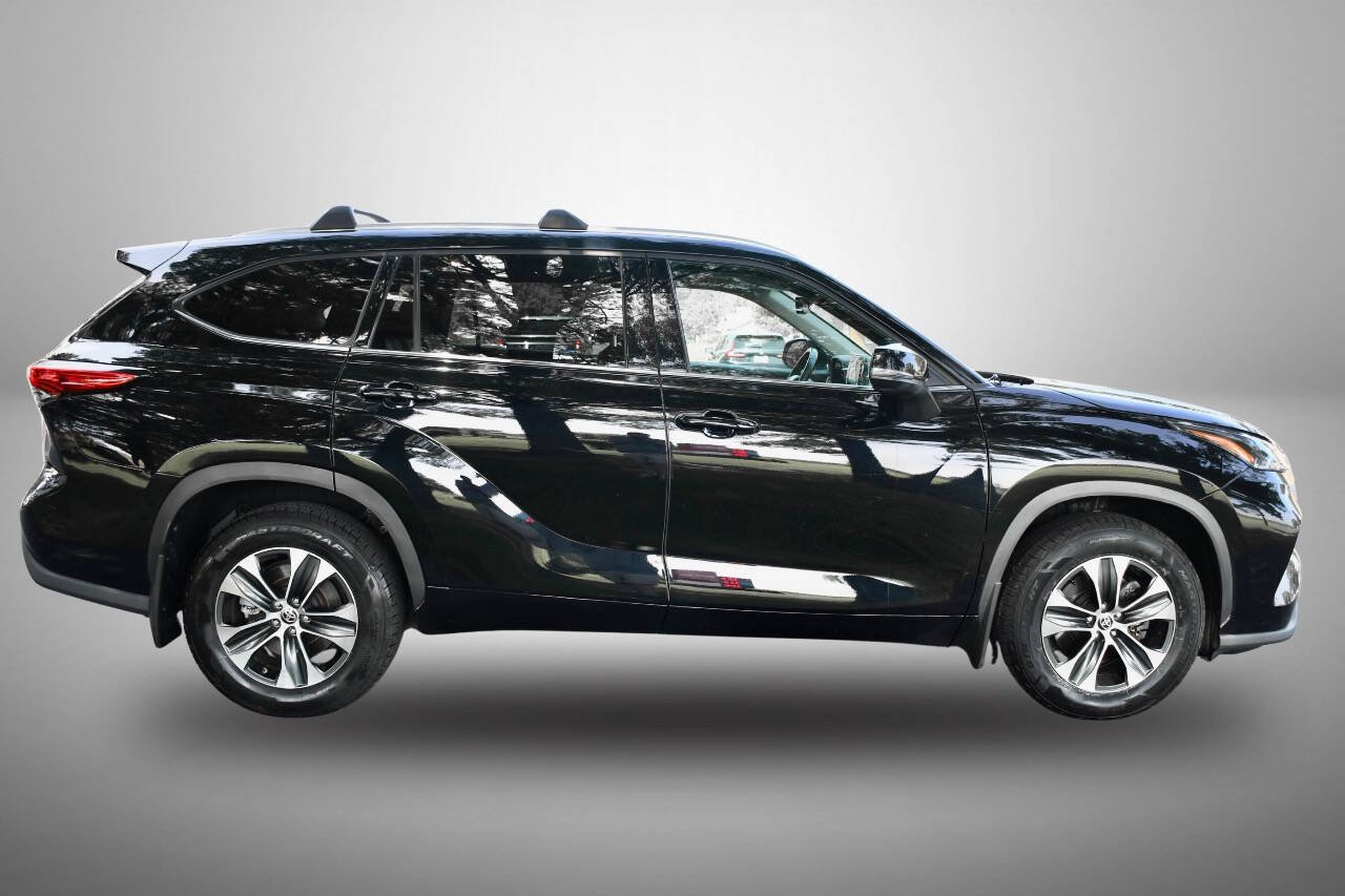 Used 2022 Toyota Highlander XLE AWD/4WD image 8
