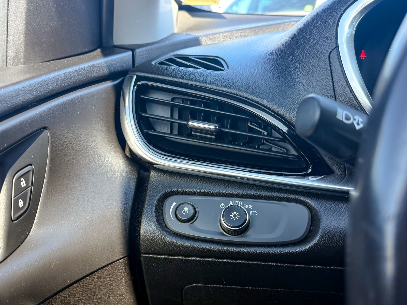 Certified 2018 Chevrolet Volt Premier w/ Driver Confidence Package image 41