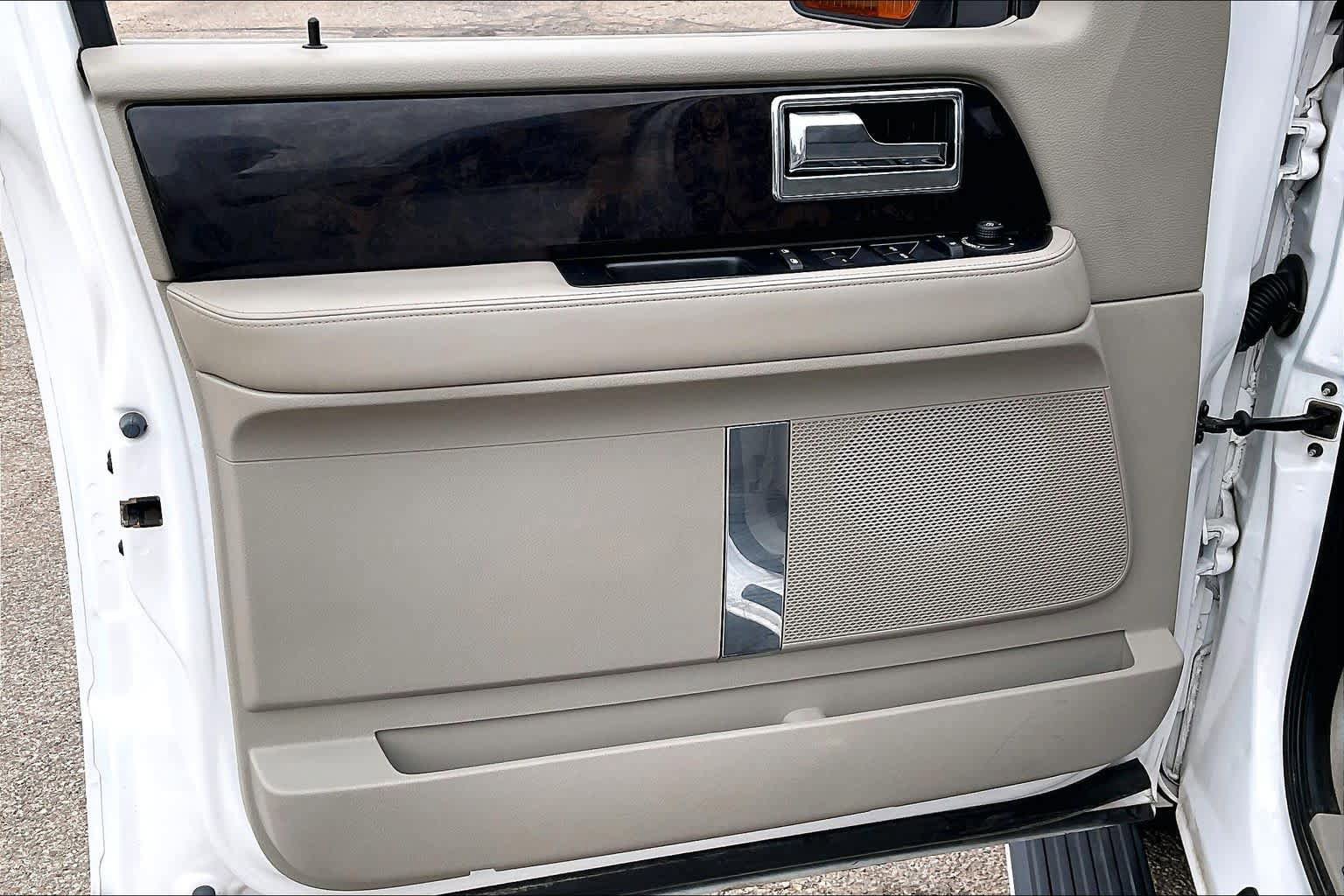 Used 2017 Lincoln Navigator Select AWD/4WD image 22