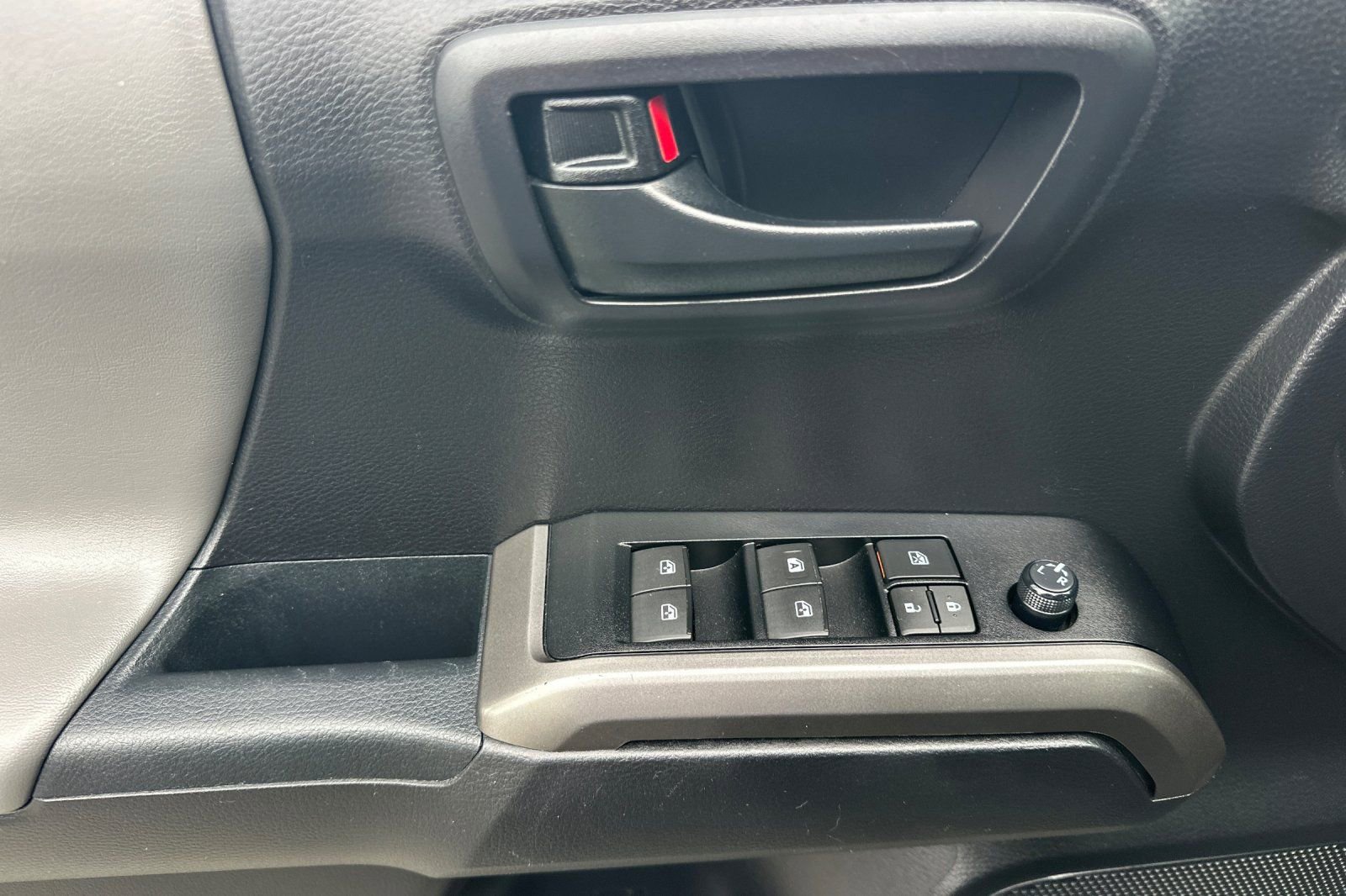 Used 2021 Toyota Tacoma SR5 AWD/4WD image 8