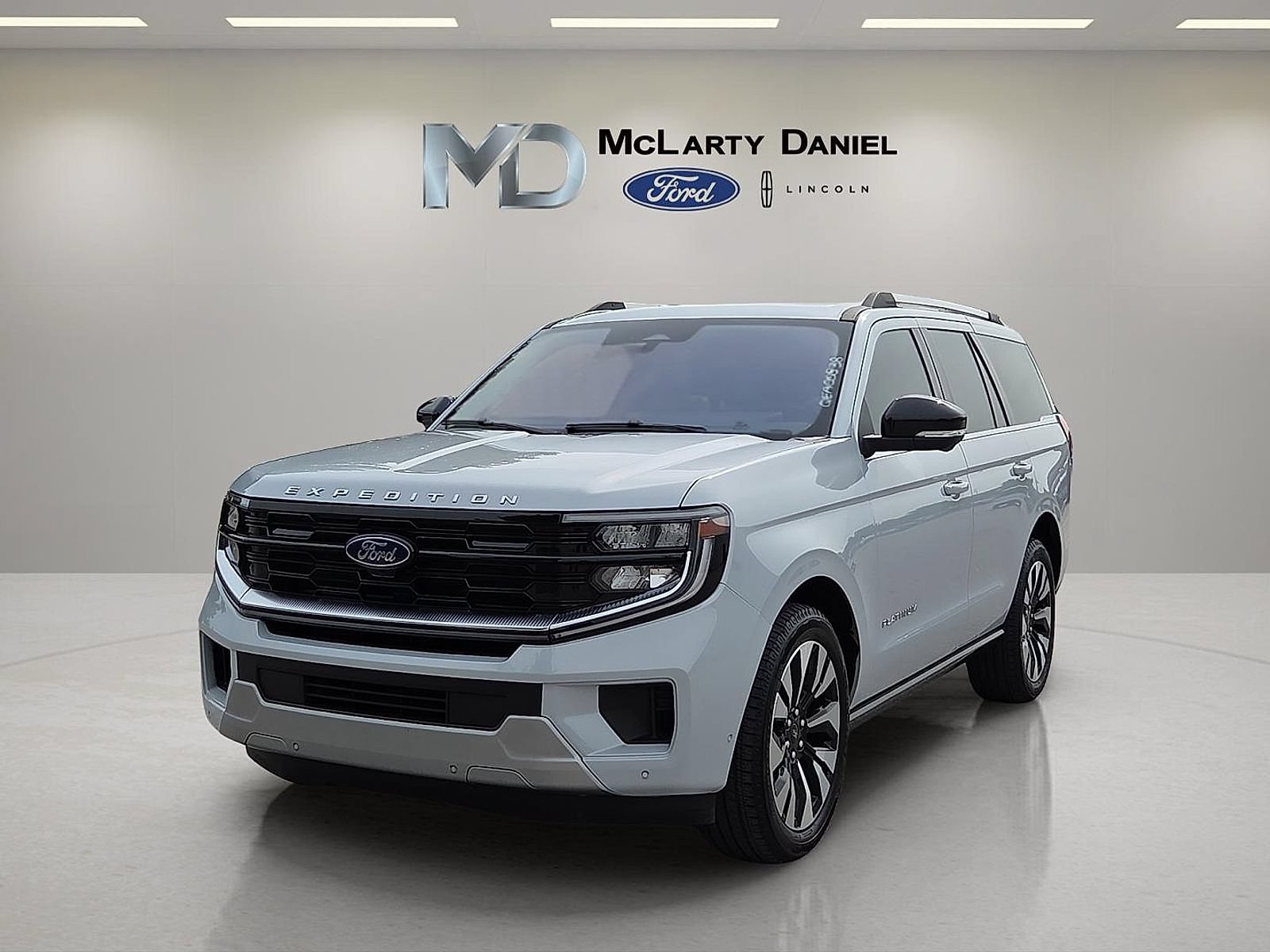 Used 2025 Ford Expedition Platinum w/ Driver's Package AWD/4WD image 2