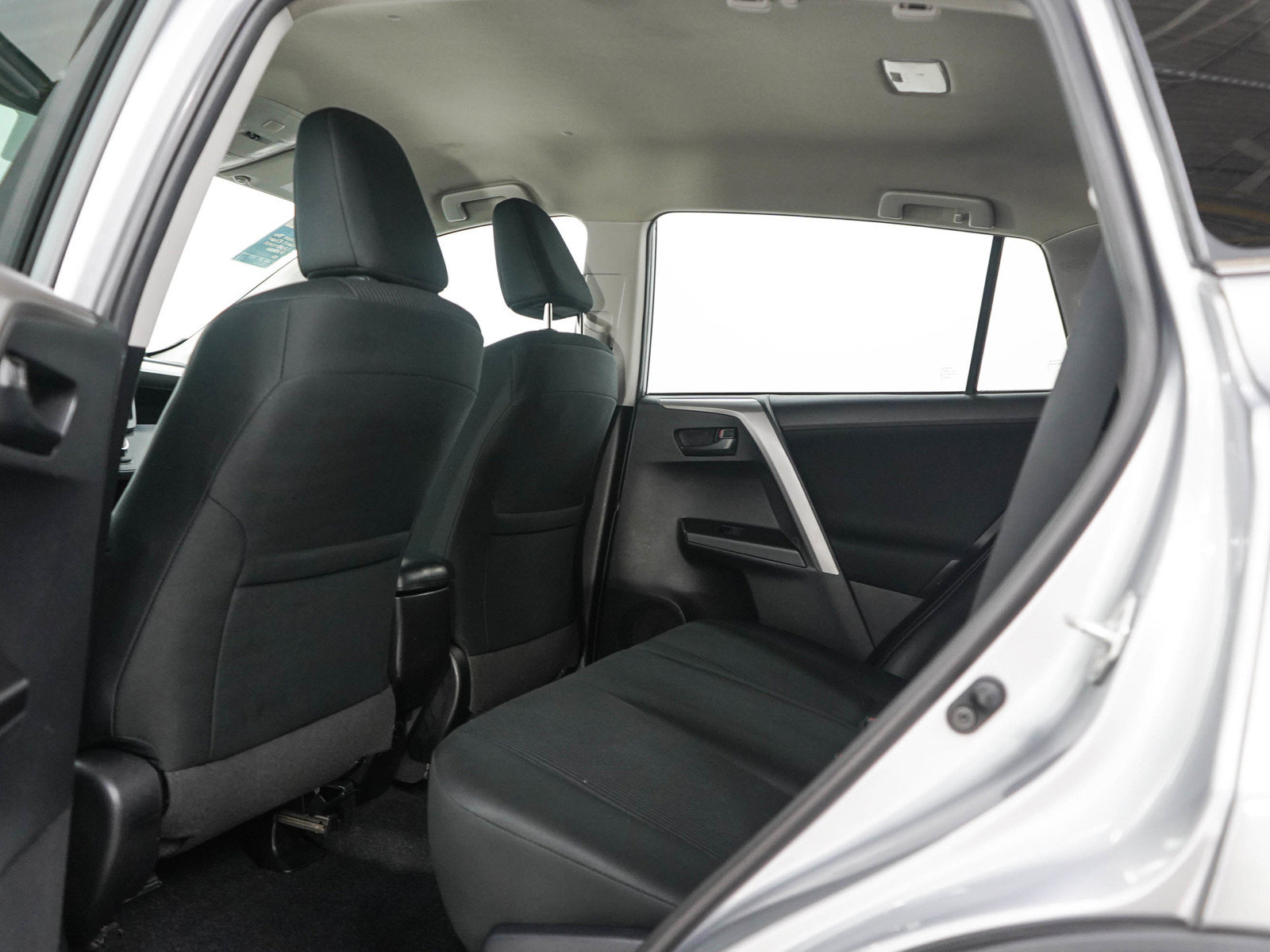 Used 2018 Toyota RAV4 LE w/ All Weather Liner Package AWD/4WD image 17