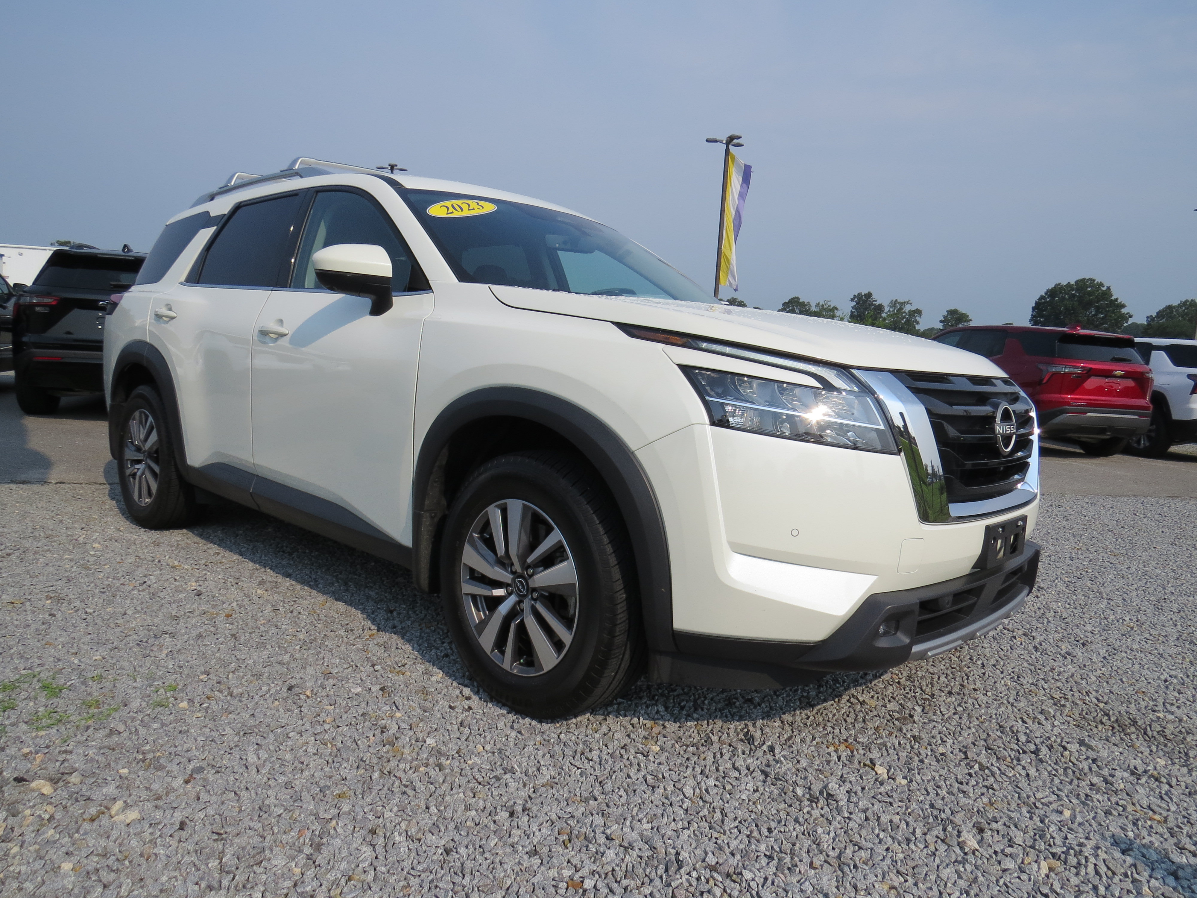 Used 2023 Nissan Pathfinder SL AWD/4WD image 3