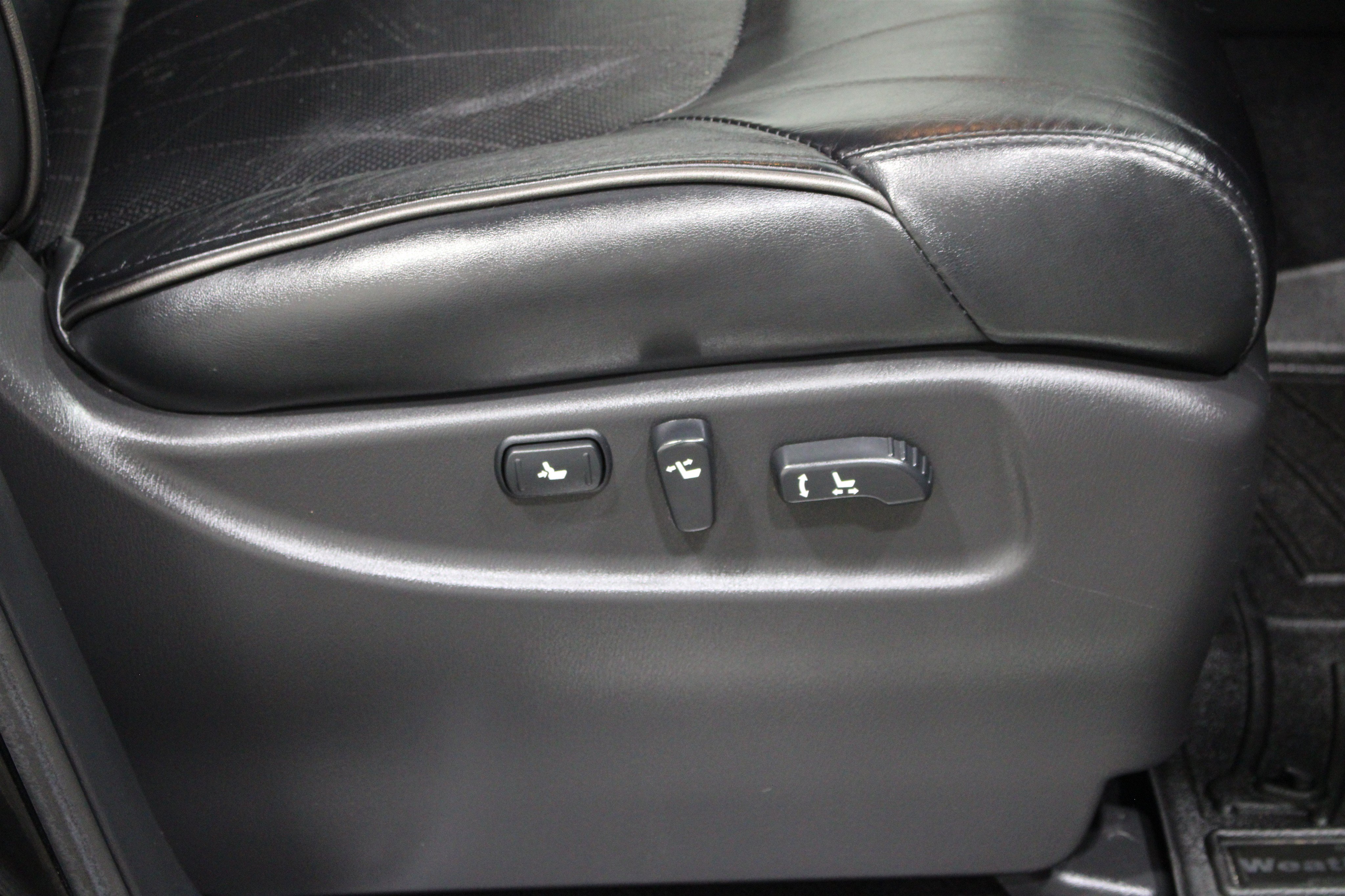 Used 2011 INFINITI QX56 4WD w/ Deluxe Touring Pkg image 31
