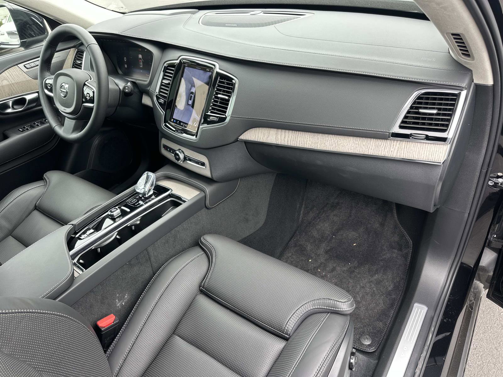 Certified 2024 Volvo XC90 B6 Ultimate w/ Lounge Package image 27