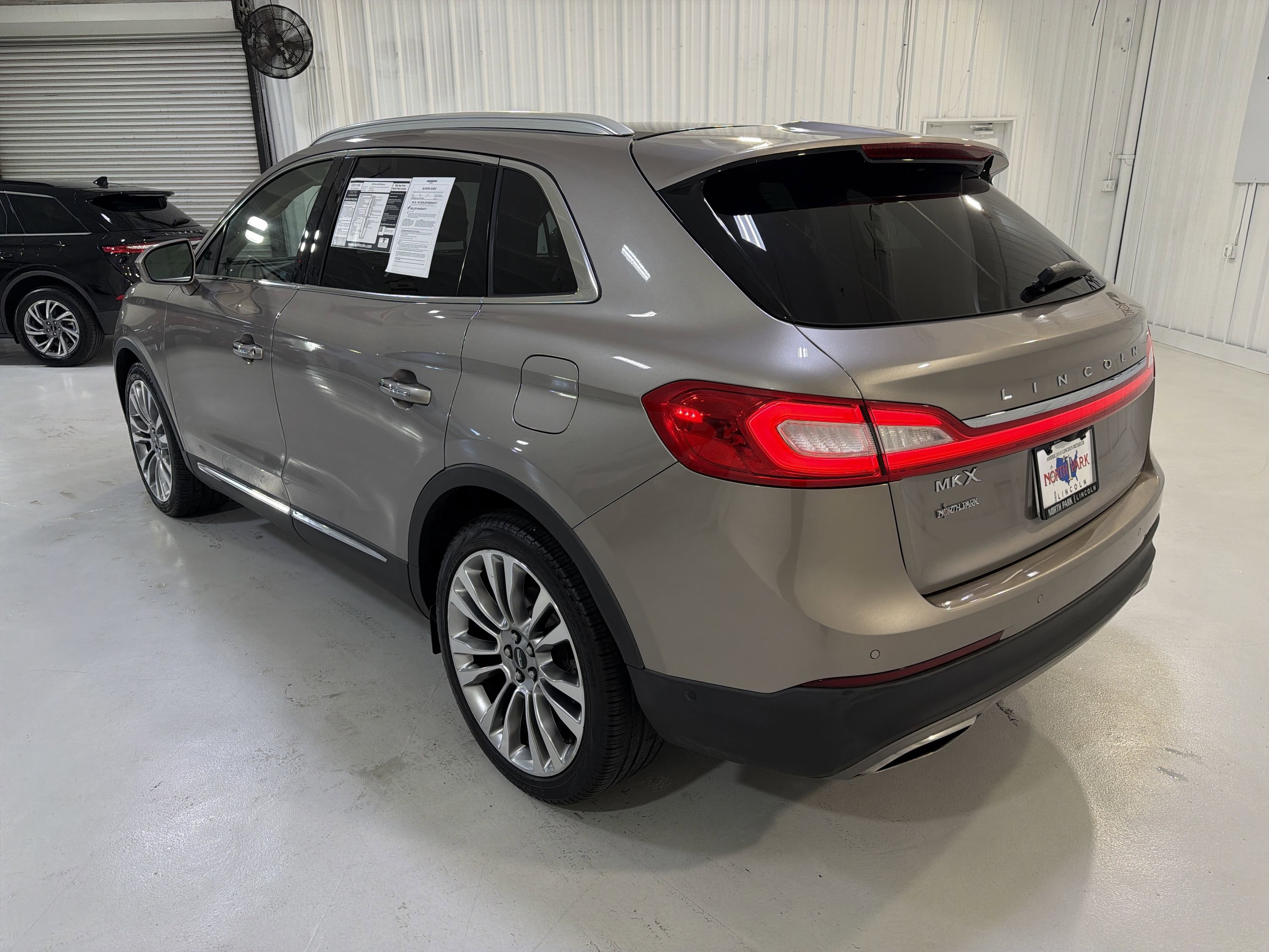 Used 2018 Lincoln MKX Reserve w/ Driver Assistance Package FWD image 26